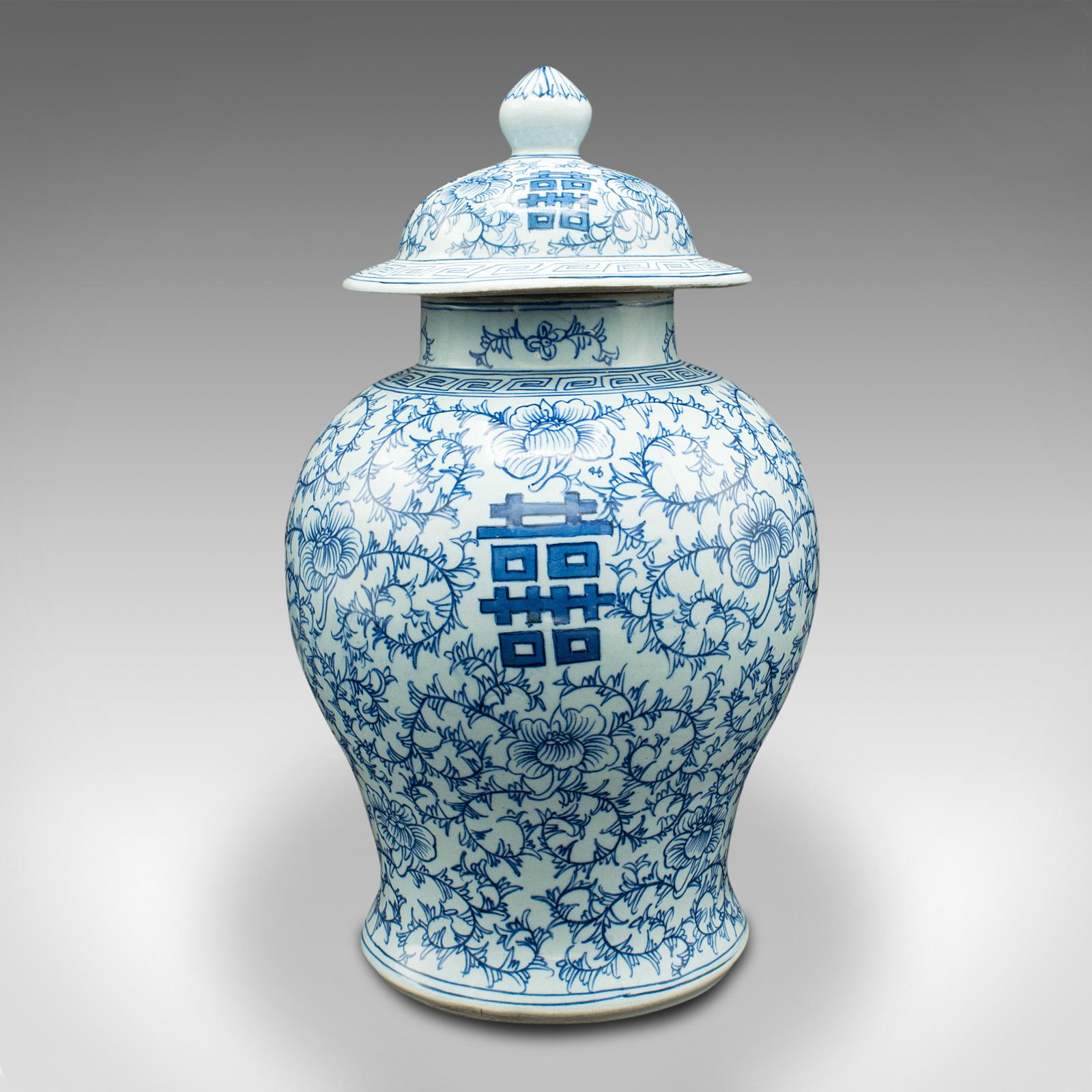 Céramique Urne balustre décorative chinoise, céramique, vase à couvercle, Art déco, vers 1930 en vente