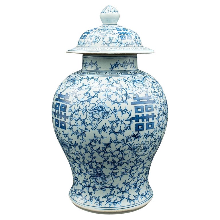 Blue and White Ceramic Chinese Pot with Lid For Sale at 1stDibs