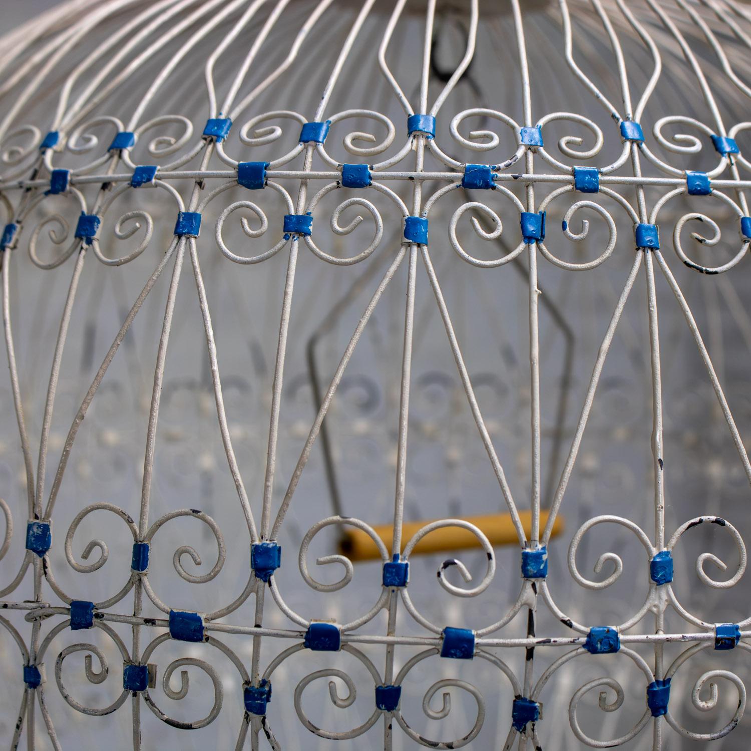 Gabbia decorativa d'epoca per uccelli Nordafricana Tunisina Francese Coloniale Bianca e Blu in vendita 3