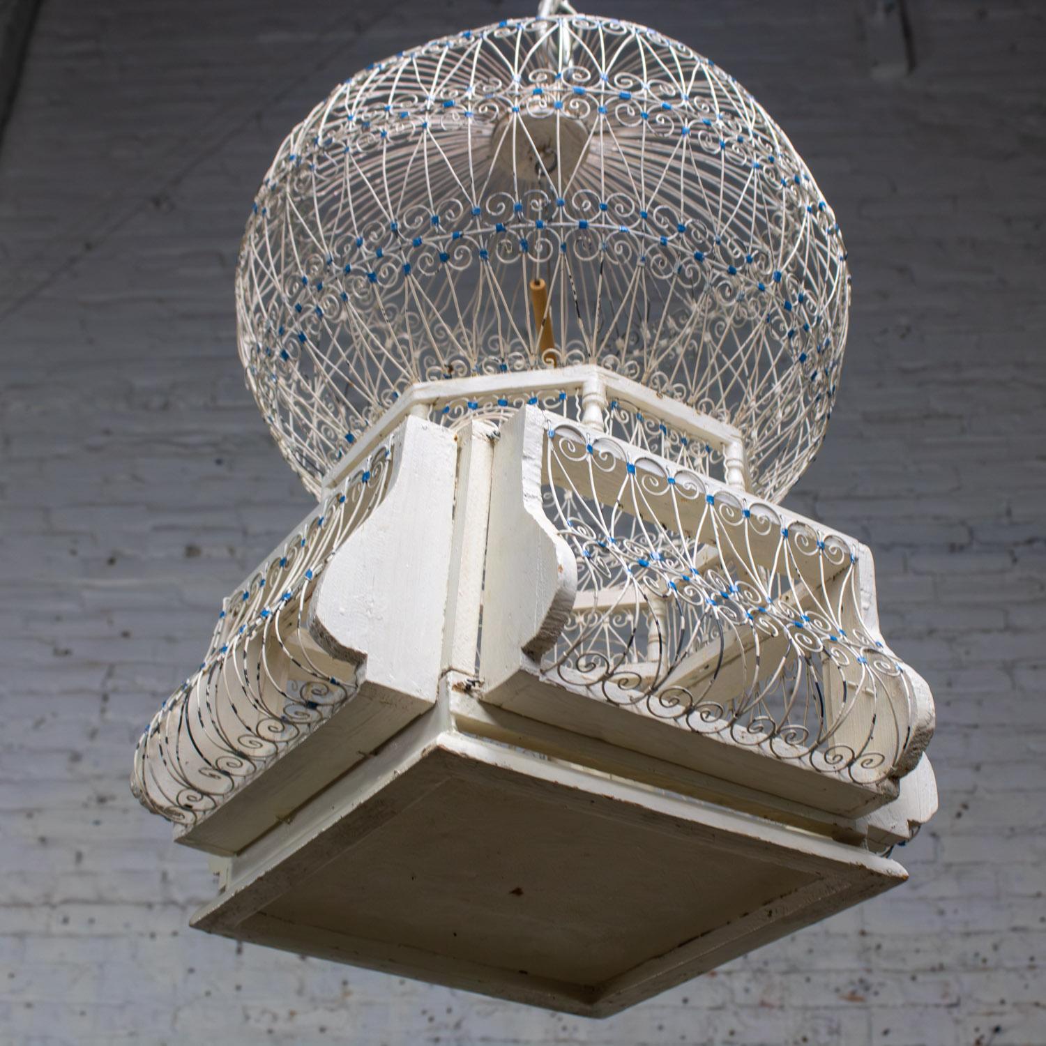 Gabbia decorativa d'epoca per uccelli Nordafricana Tunisina Francese Coloniale Bianca e Blu in vendita 4
