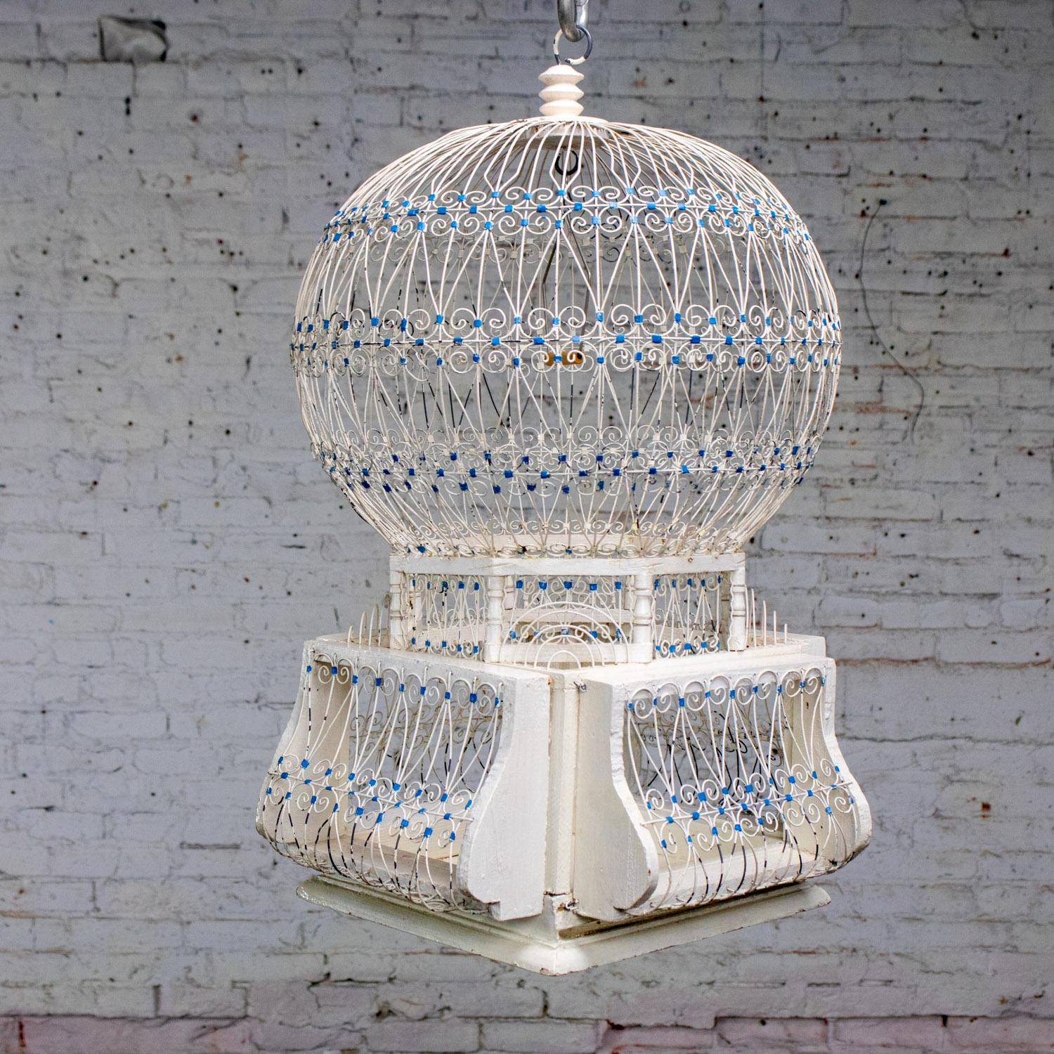 Gabbia decorativa d'epoca per uccelli Nordafricana Tunisina Francese Coloniale Bianca e Blu in vendita 5