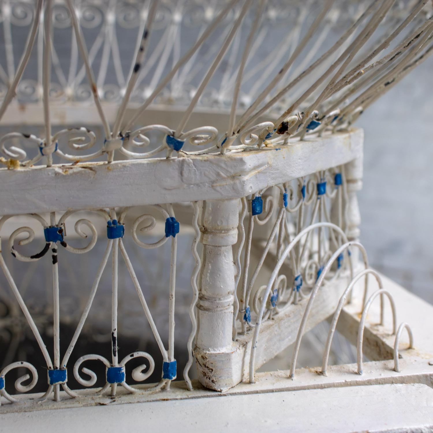 Gabbia decorativa d'epoca per uccelli Nordafricana Tunisina Francese Coloniale Bianca e Blu in vendita 7