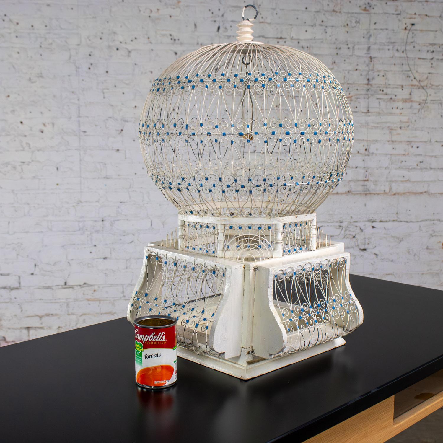 Gabbia decorativa d'epoca per uccelli Nordafricana Tunisina Francese Coloniale Bianca e Blu in vendita 9