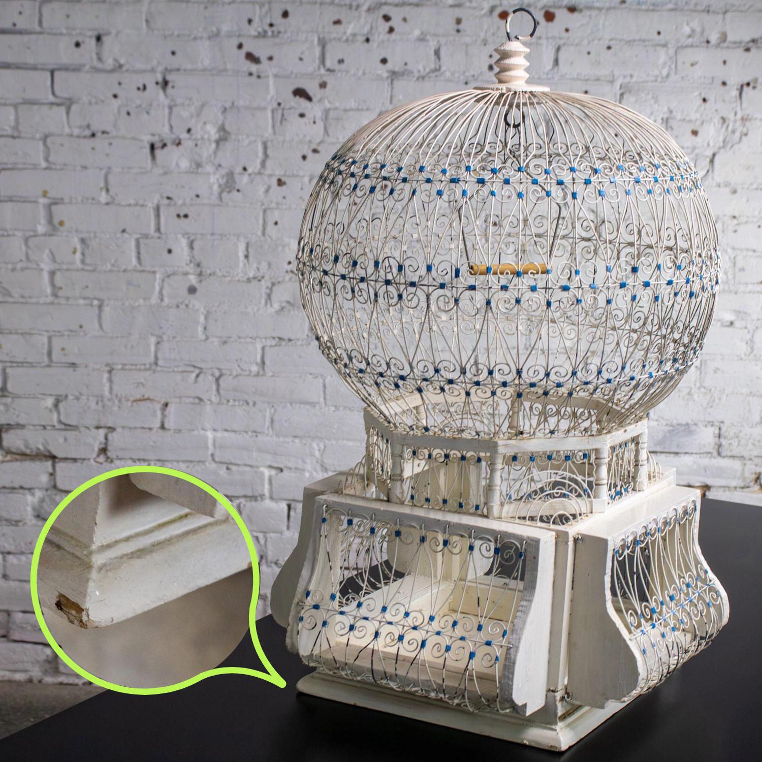 Gabbia decorativa d'epoca per uccelli Nordafricana Tunisina Francese Coloniale Bianca e Blu in vendita 12