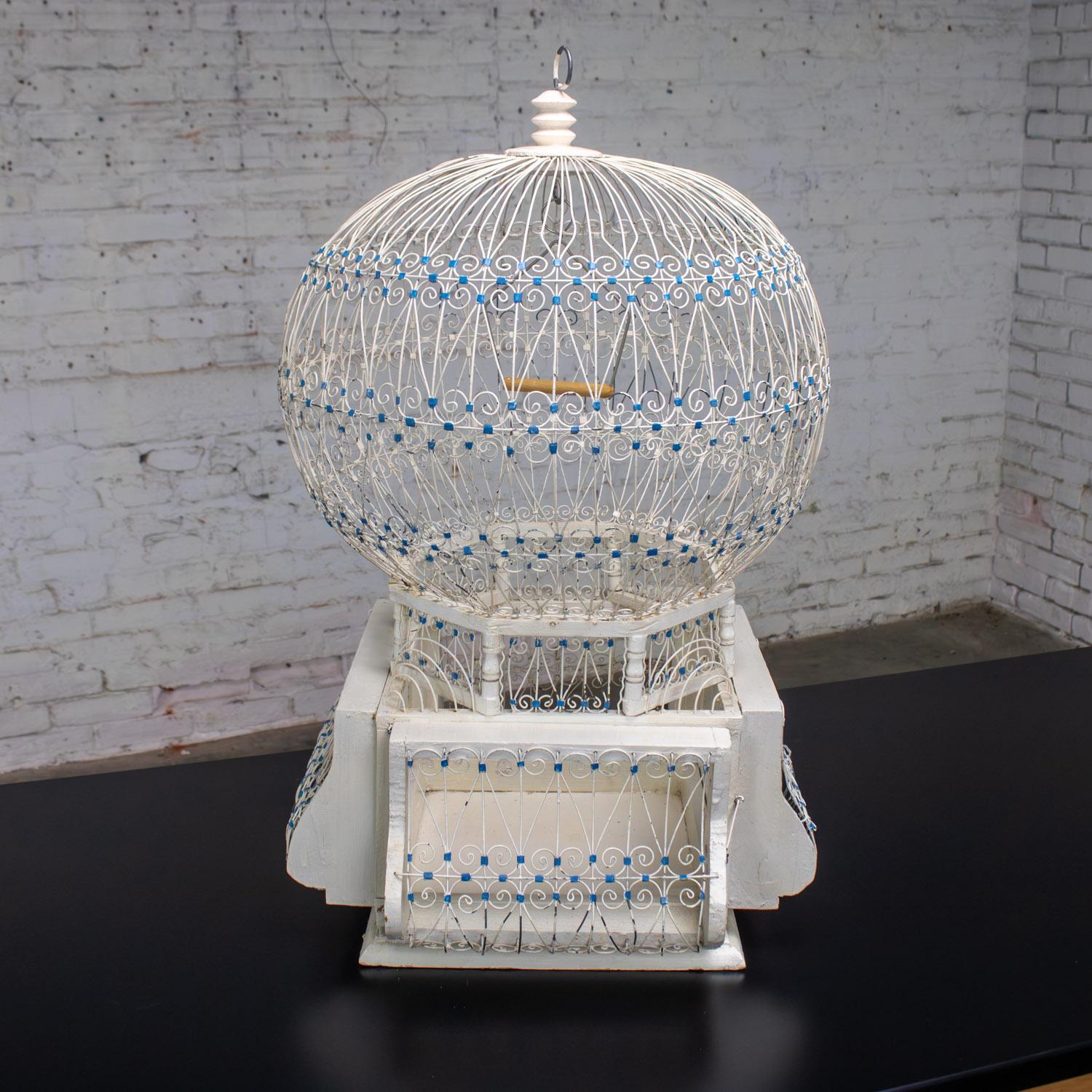 Impressionante gabbia per uccelli vintage nordafricana tunisina francese Coloniale bianca e blu, dipinta in metallo e con base in legno, decorativa e rustica. In ottime condizioni, tenendo presente che si tratta di un prodotto vintage e non nuovo,