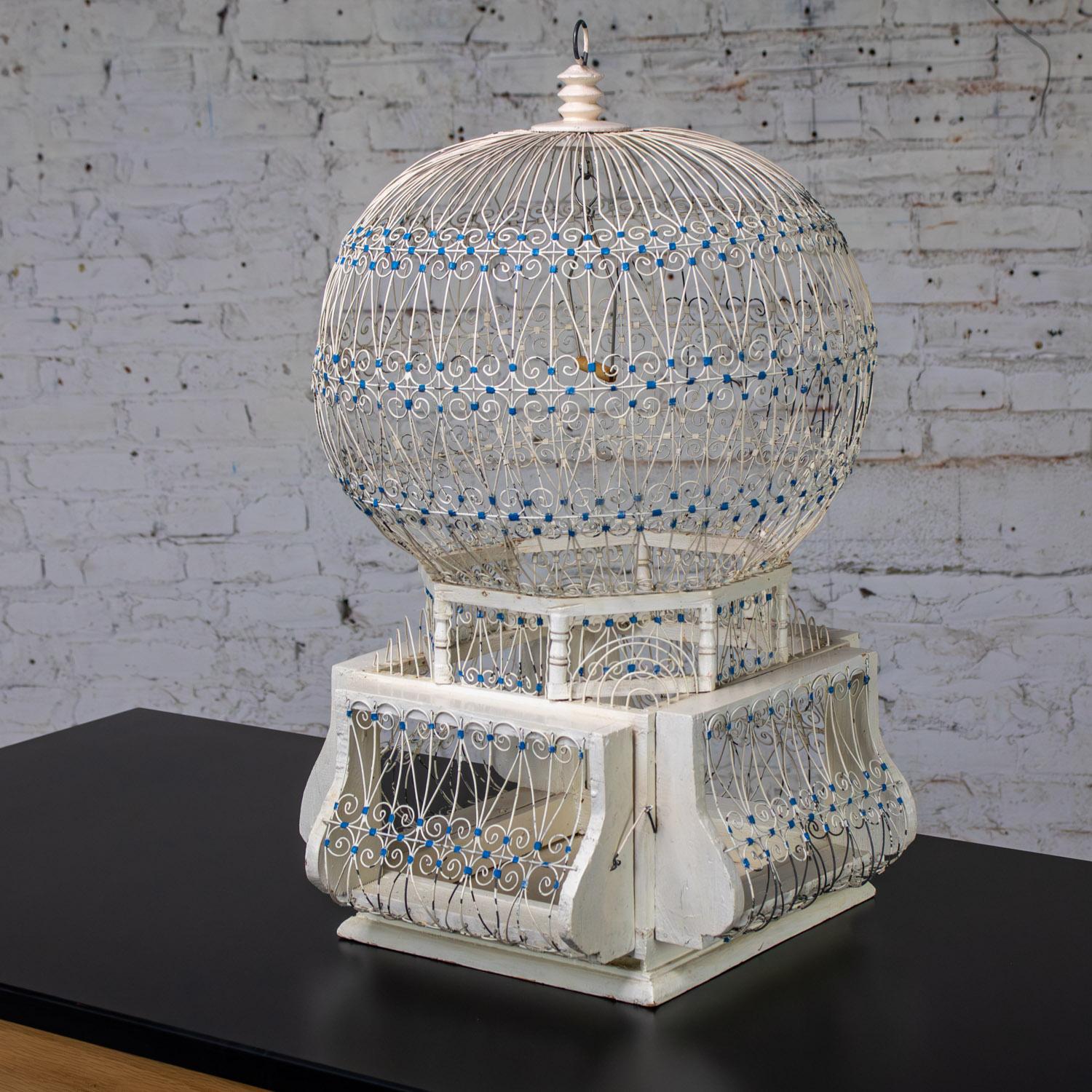 Gabbia decorativa d'epoca per uccelli Nordafricana Tunisina Francese Coloniale Bianca e Blu in vendita 13