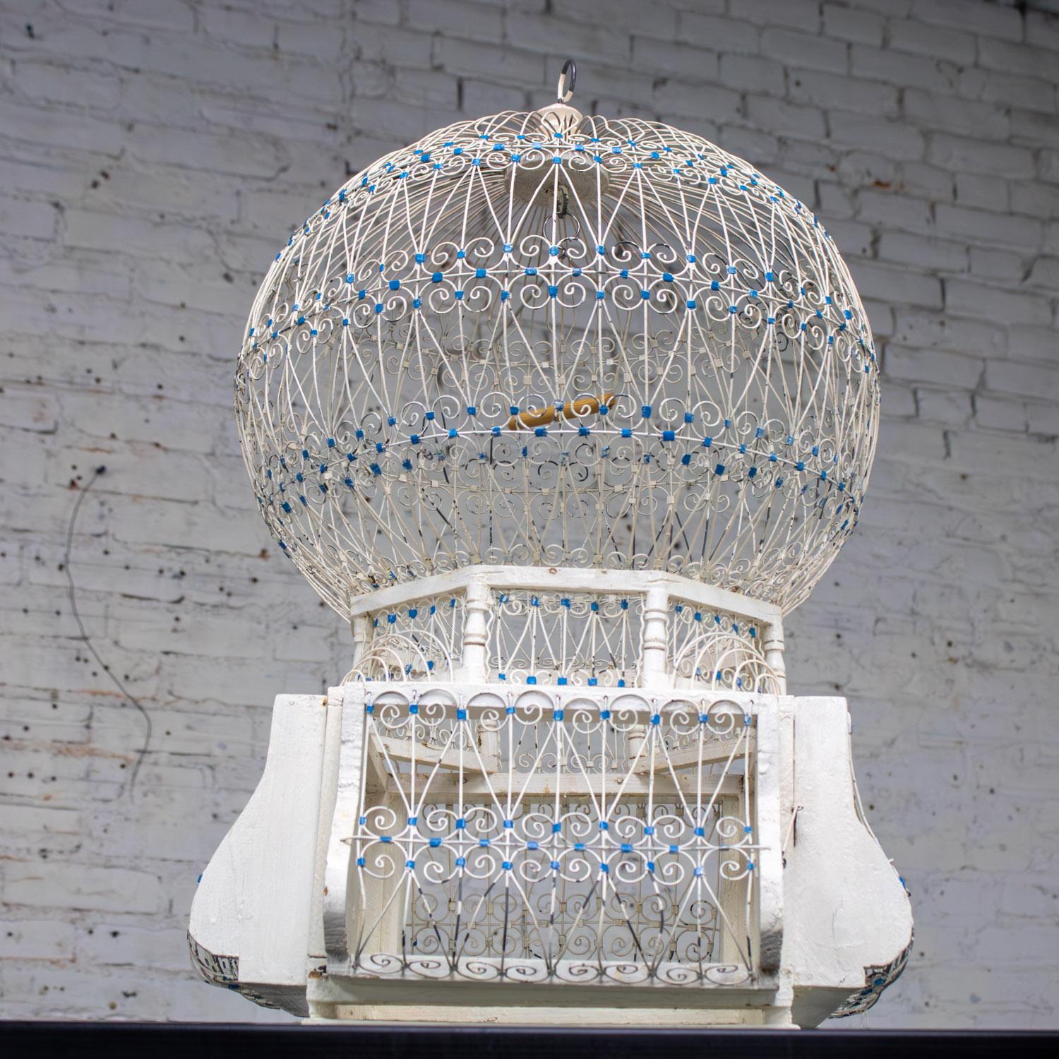 Anglo Raj Gabbia decorativa d'epoca per uccelli Nordafricana Tunisina Francese Coloniale Bianca e Blu in vendita
