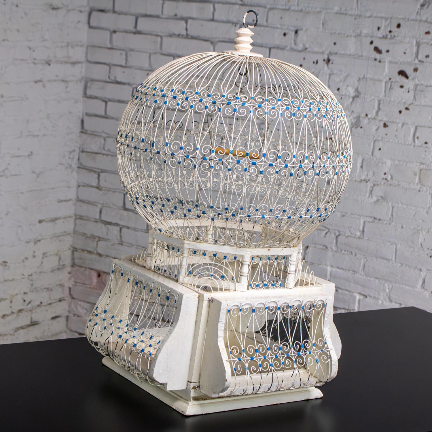 Nordafricano Gabbia decorativa d'epoca per uccelli Nordafricana Tunisina Francese Coloniale Bianca e Blu in vendita