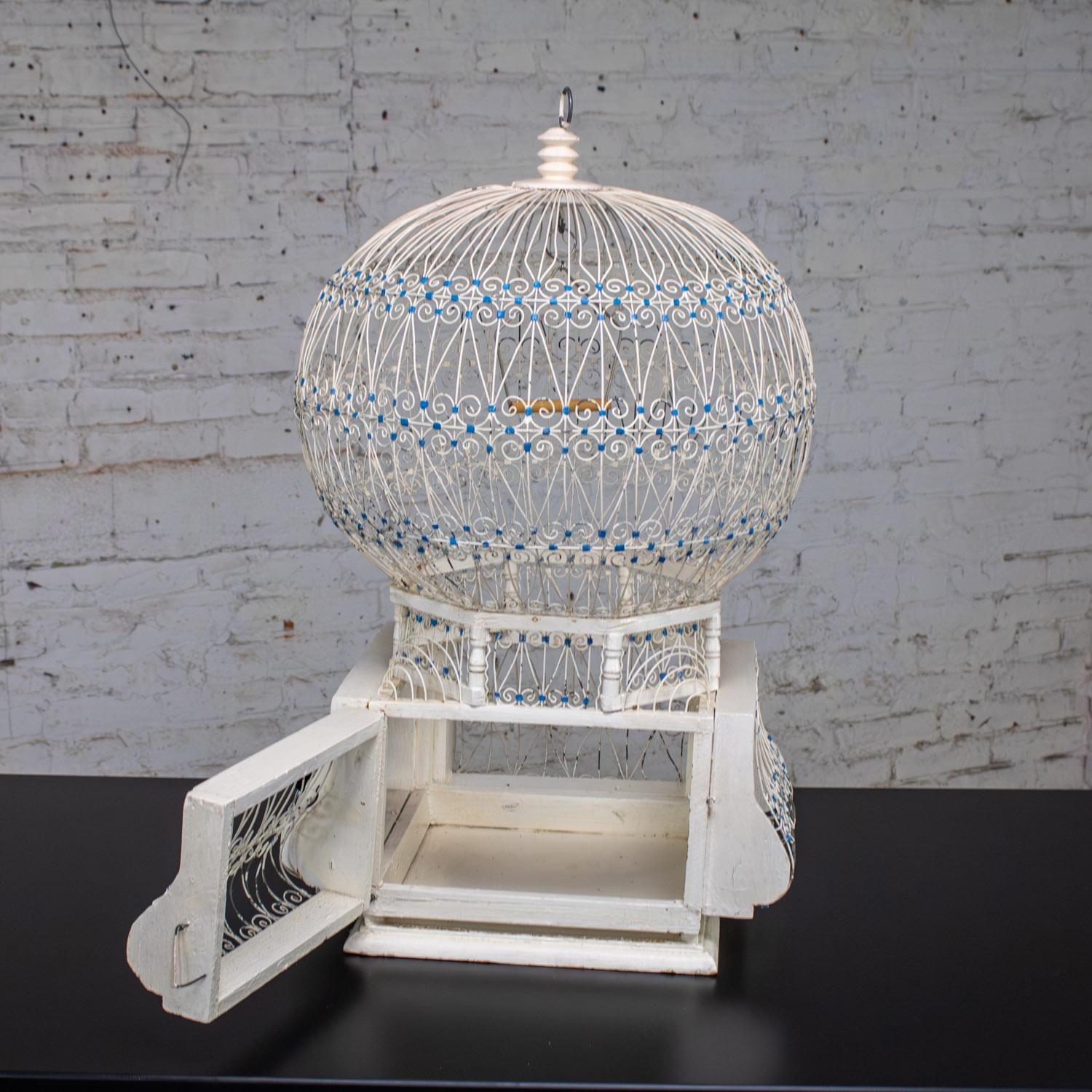 Gabbia decorativa d'epoca per uccelli Nordafricana Tunisina Francese Coloniale Bianca e Blu In condizioni buone in vendita a Topeka, KS