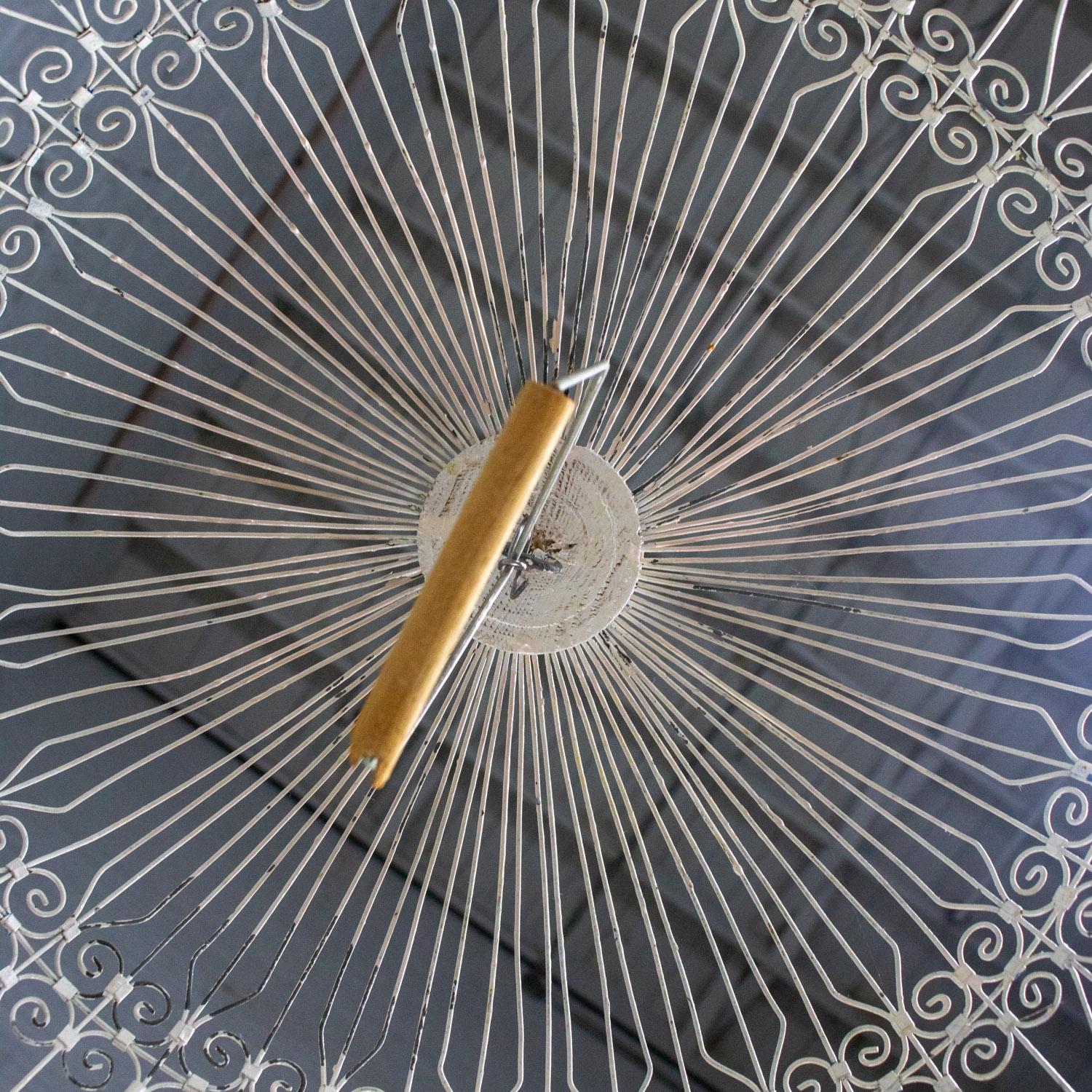 XX secolo Gabbia decorativa d'epoca per uccelli Nordafricana Tunisina Francese Coloniale Bianca e Blu in vendita