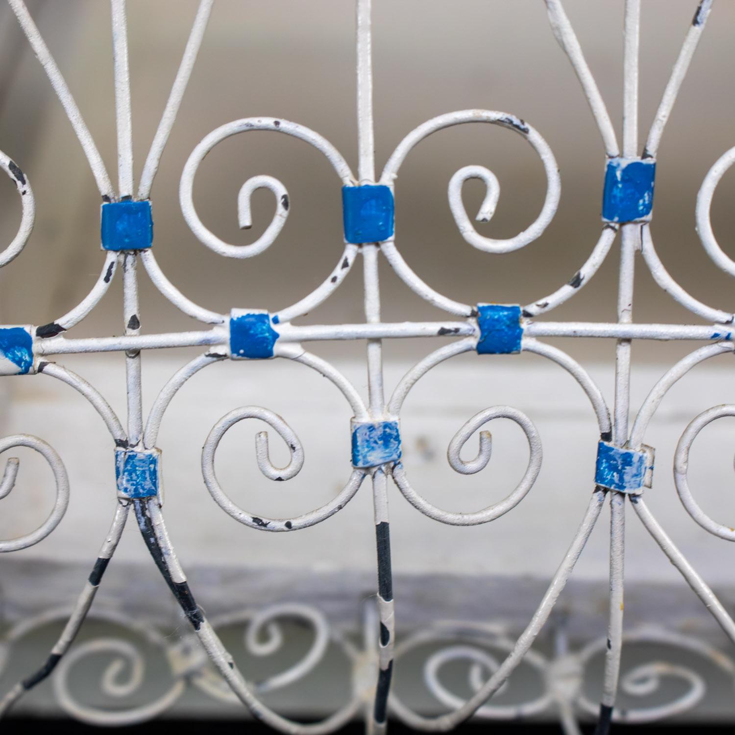 Fil di ferro Gabbia decorativa d'epoca per uccelli Nordafricana Tunisina Francese Coloniale Bianca e Blu in vendita