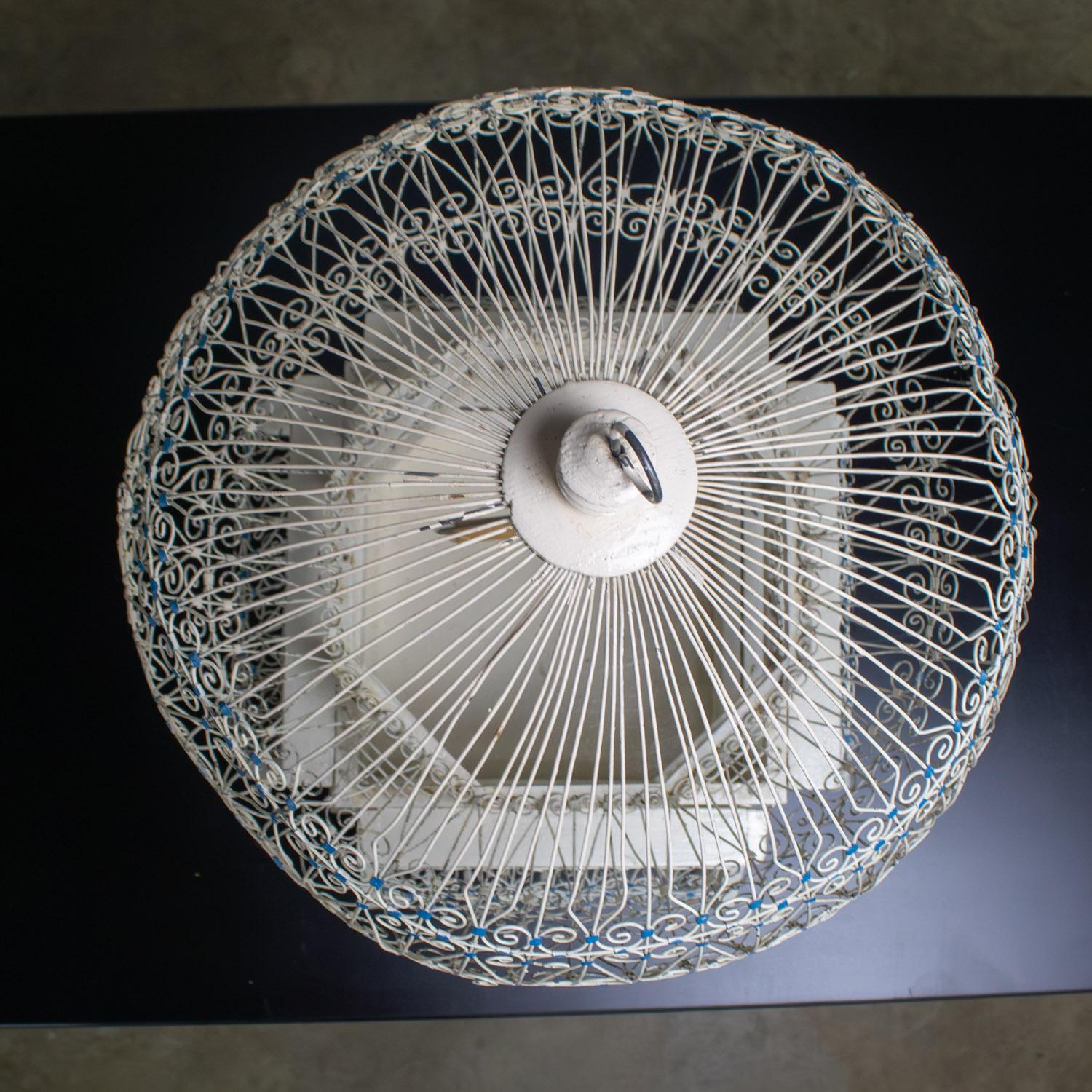 Gabbia decorativa d'epoca per uccelli Nordafricana Tunisina Francese Coloniale Bianca e Blu in vendita 2