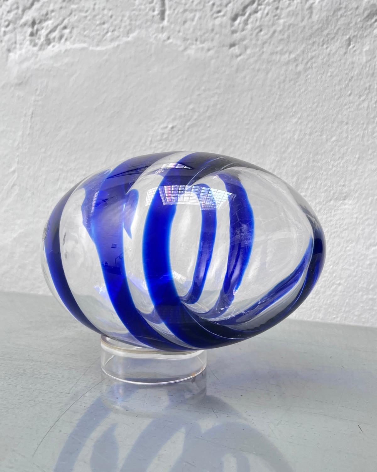 Italiano Scultura decorativa d'epoca in vetro soffiato, elemento d'arredo per la libreria, fatta a mano, blu in vendita