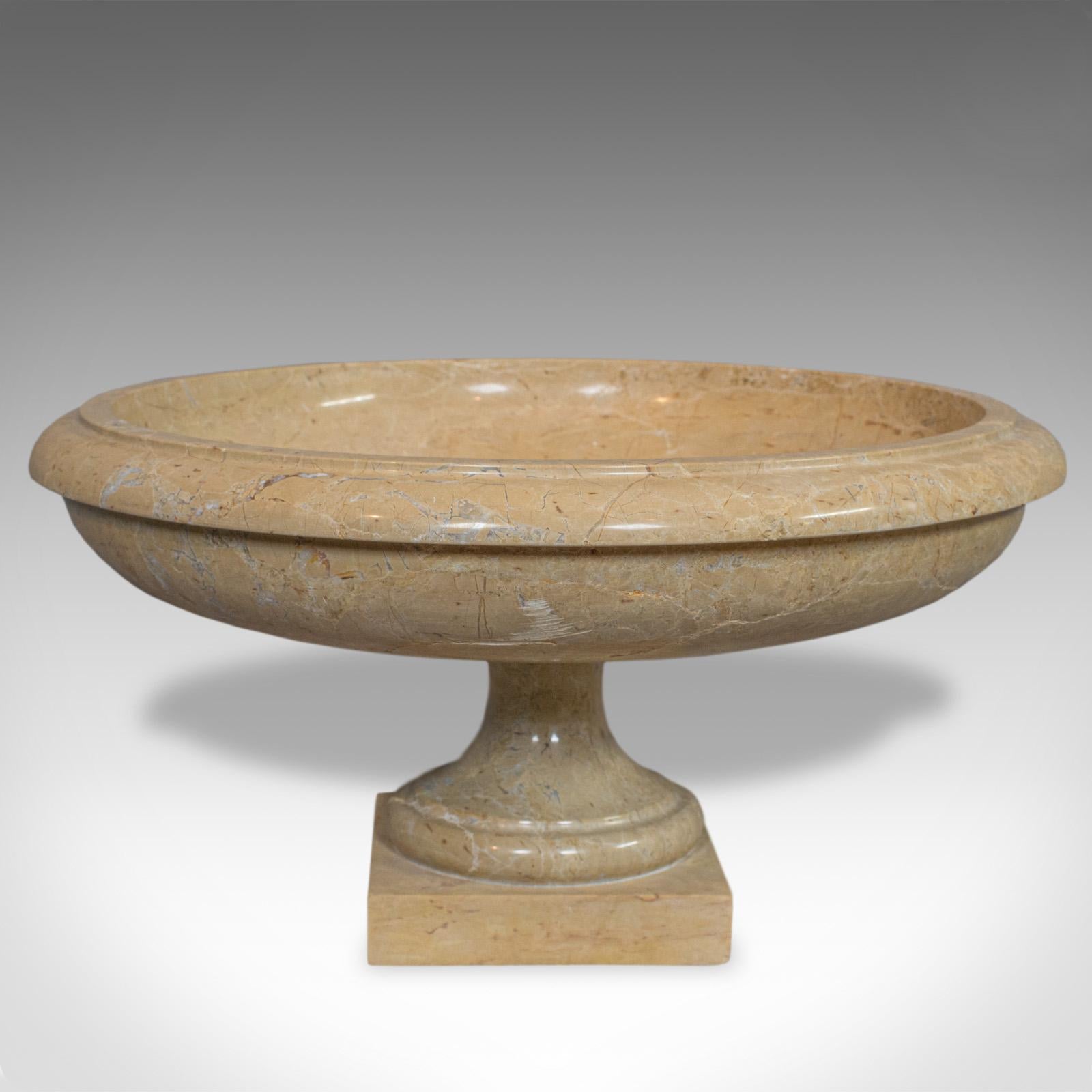 Questa è una ciotola decorativa vintage. Una fruttiera o un piatto da portata ornamentale in marmo giallo Amarillo, inglese, risalente alla fine del XX secolo.

Piatto accattivante con sfumature dorate
Presenta una patina invecchiata di grande