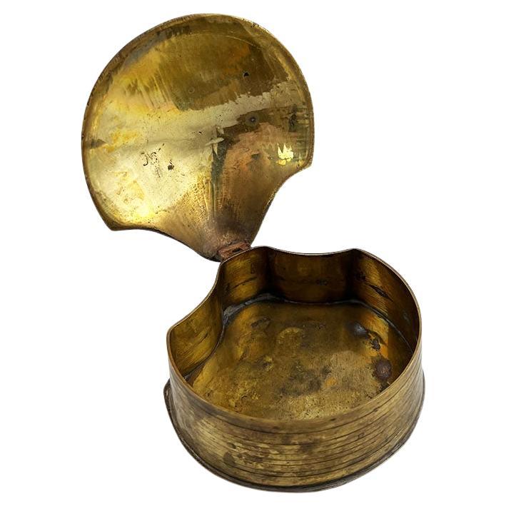 Une étonnante boîte en laiton en forme de coquille, datant du milieu du siècle dernier, coulée de main de maître dans un laiton doré richement patiné. Cette pièce exquise présente un motif naturel de coquille Saint-Jacques avec des détails