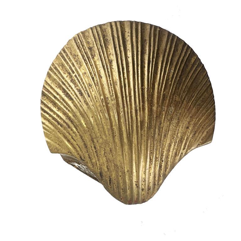 Mid-Century Modern Boîte à coquilles décorative en laiton en vente