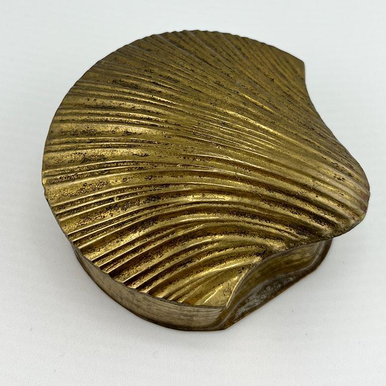 20ième siècle Boîte à coquilles décorative en laiton en vente
