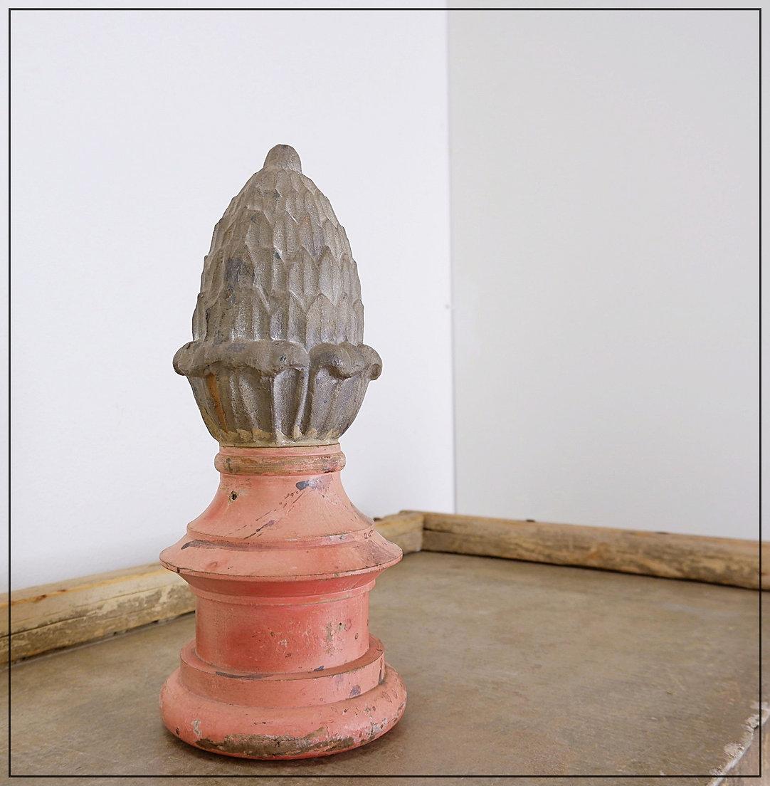 Pigna decorativa d'epoca in ghisa su base di legno In condizioni buone in vendita a Linkebeek, BE