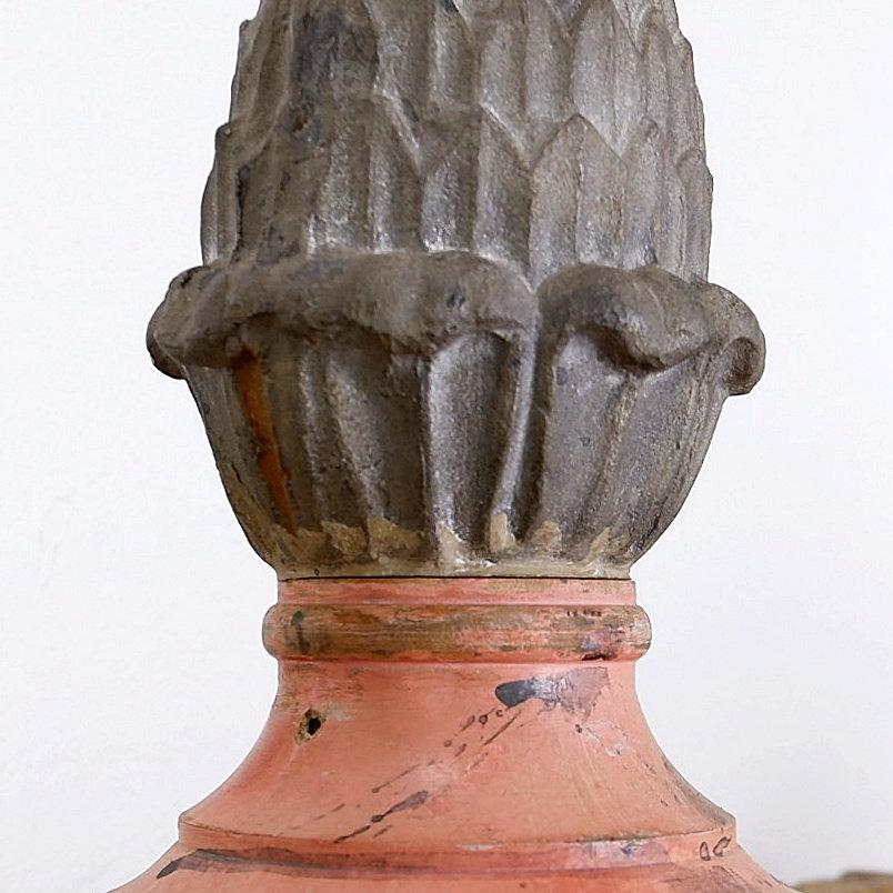XX secolo Pigna decorativa d'epoca in ghisa su base di legno in vendita