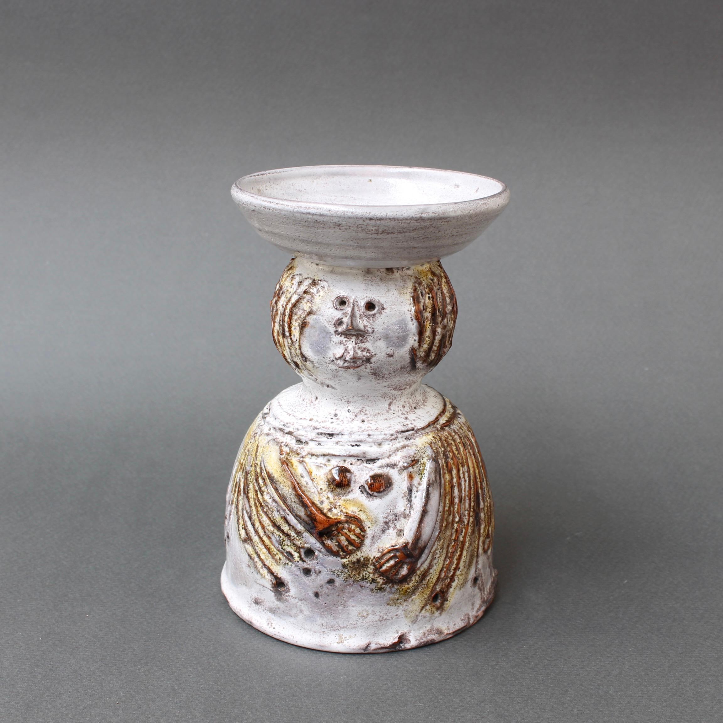 Vase monofloral en céramique française de Pierre Koppe (vers 1970). Un corps en céramique en forme de femme au regard fantaisiste. Il serait parfait comme objet décoratif dans la maison ou comme vase à fleurs unique. C'est à la fois un plaisir