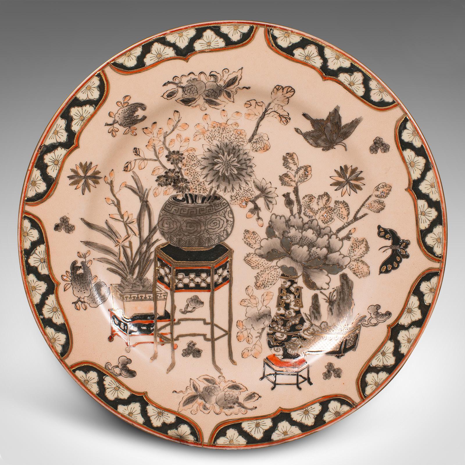 Il s'agit d'un chargeur décoratif vintage. Assiette de présentation chinoise en céramique, datant de la fin de la période Art déco, vers 1940.

Fascinante plaque décorative, d'aspect oriental traditionnel
Présente une patine d'usage désirable et est