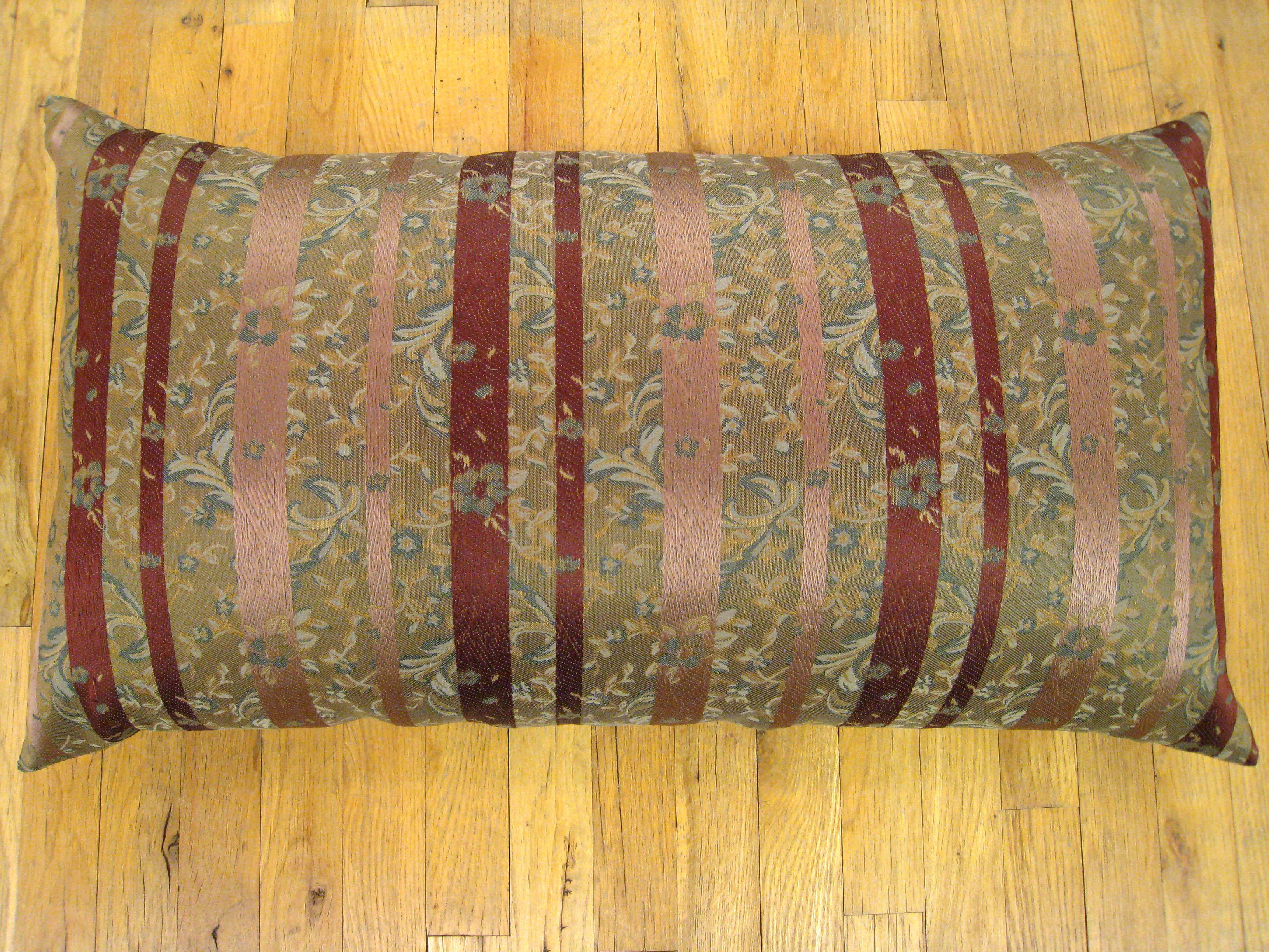 Ein dekoratives Vintage-Chinoiserie-Brokat-Kissen mit Streifen, Größe 34