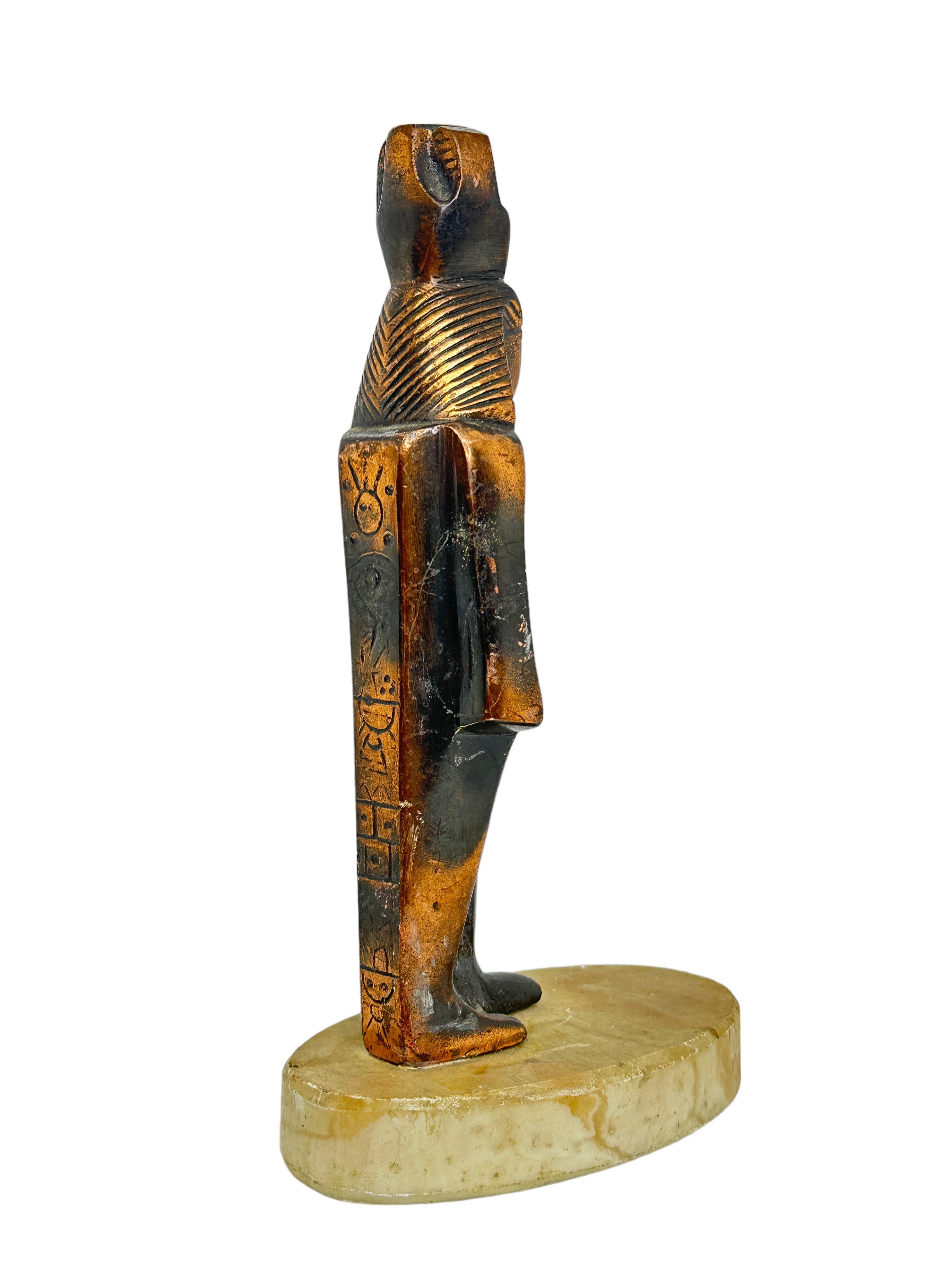 Fait main Statue de pharaon égyptienne décorative vintage sur socle en marbre, Souvenir du Grand Tour en vente