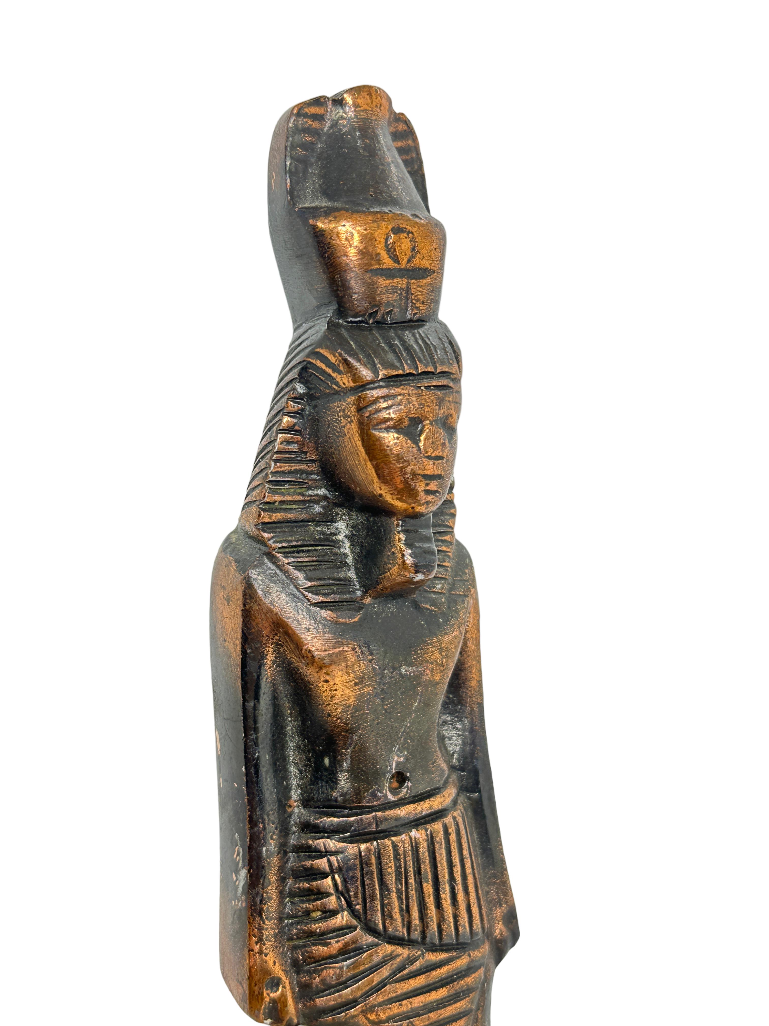 Dekorative ägyptische Pharaonen-Statue auf Marmorsockel, Grand Tour Souvenir (Metall) im Angebot