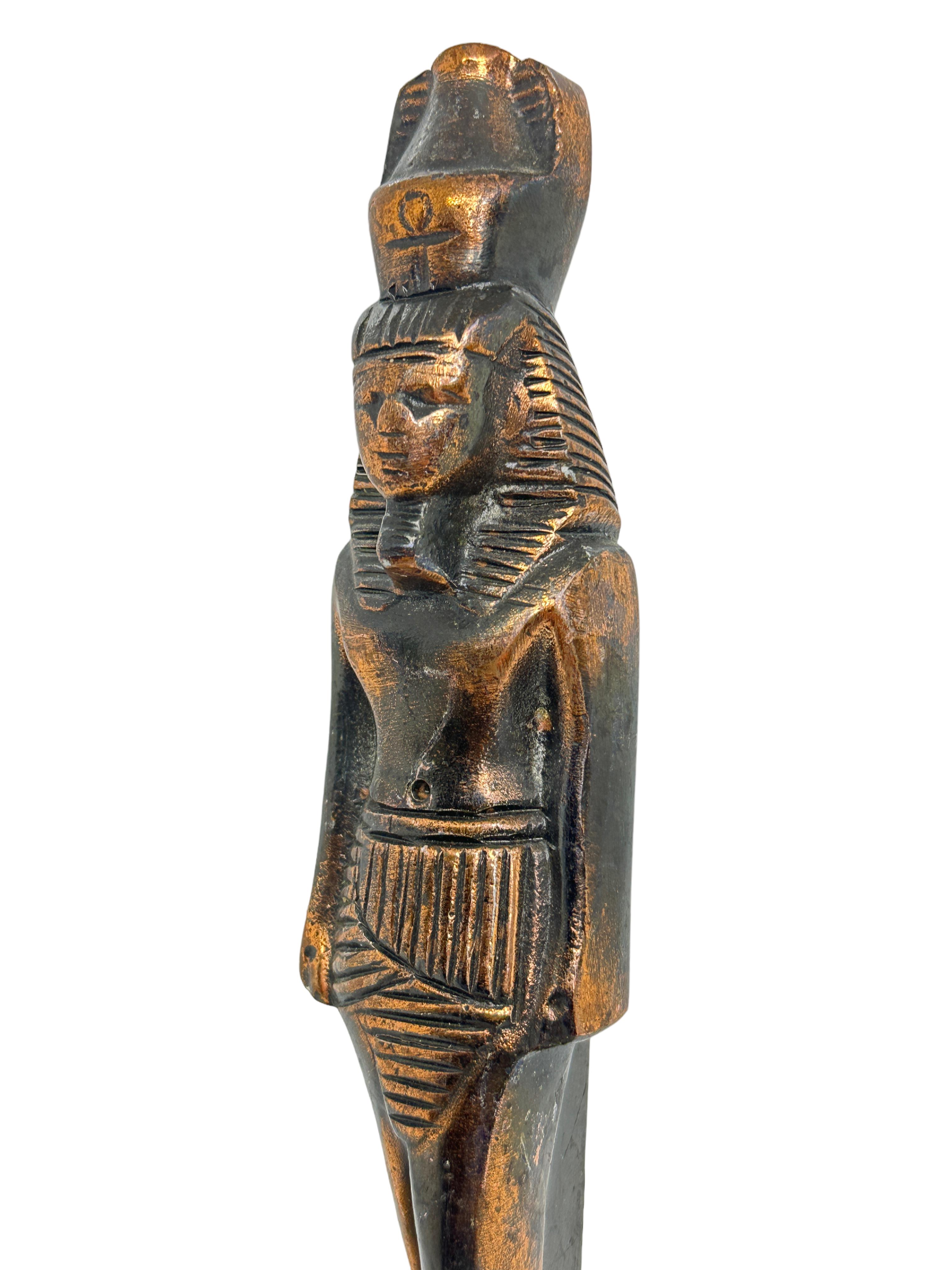 Fin du 20e siècle Statue de pharaon égyptienne décorative vintage sur socle en marbre, Souvenir du Grand Tour en vente