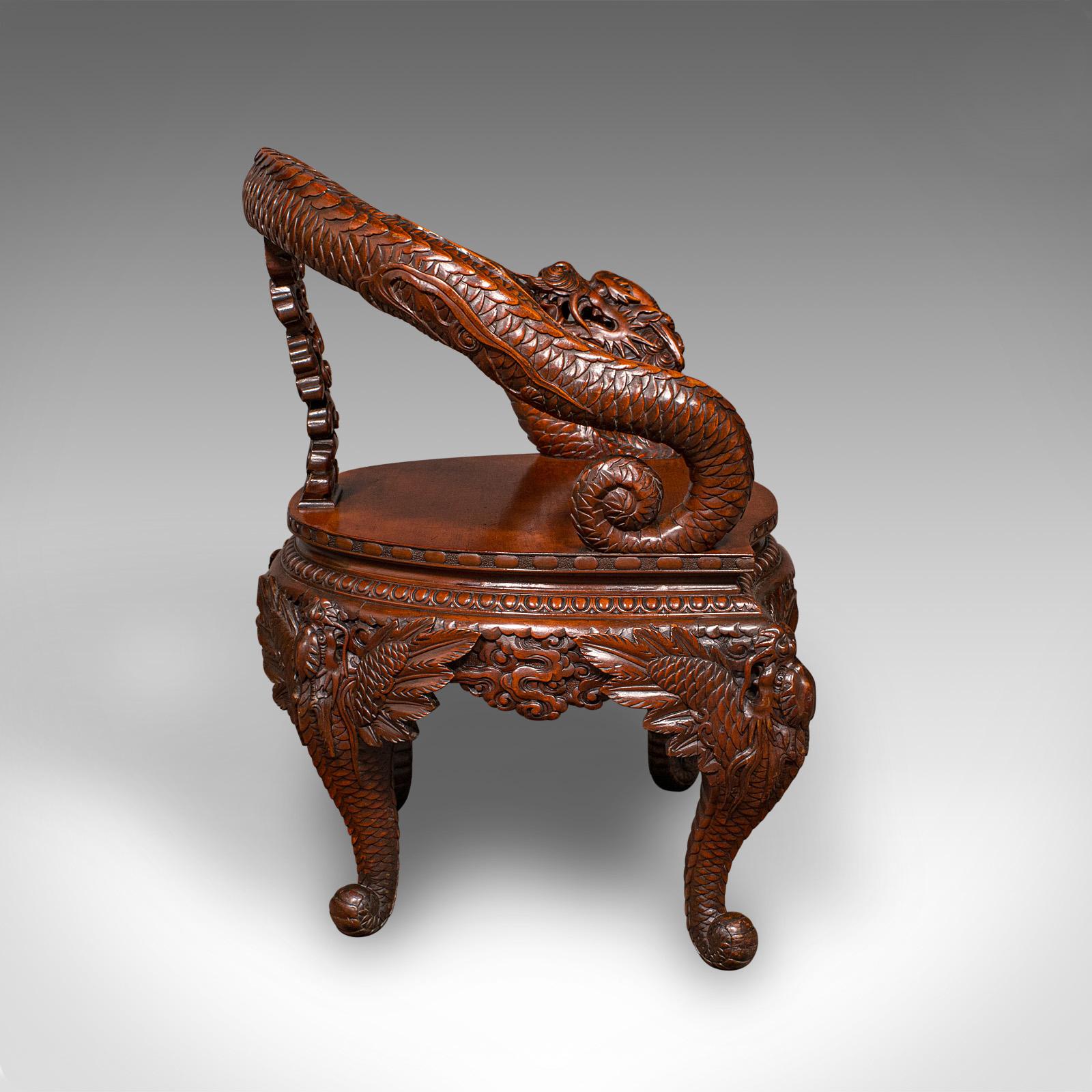 Esportazione cinese Sedia a gomito decorativa d'epoca, orientale, da sala, da caminetto, con seduta a drago, Art Deco in vendita