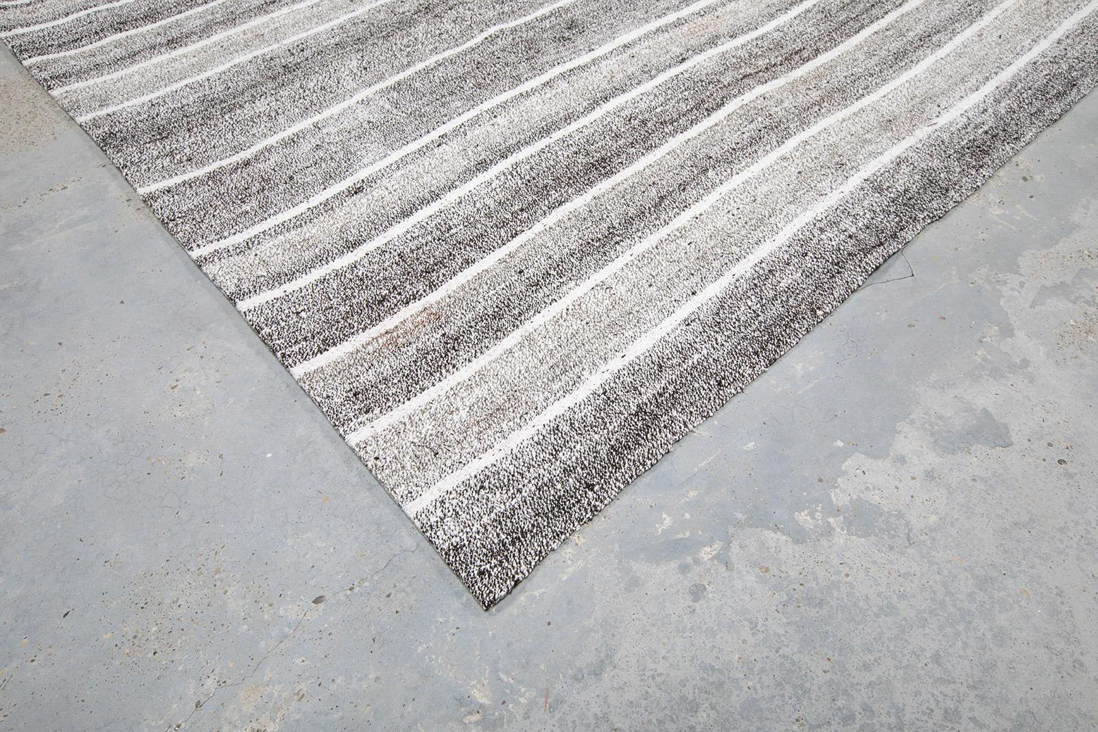 Vintage Mid-Century Modern Flat-Weave Rug in Grey Tones In Excellent Condition For Sale In New York, NY