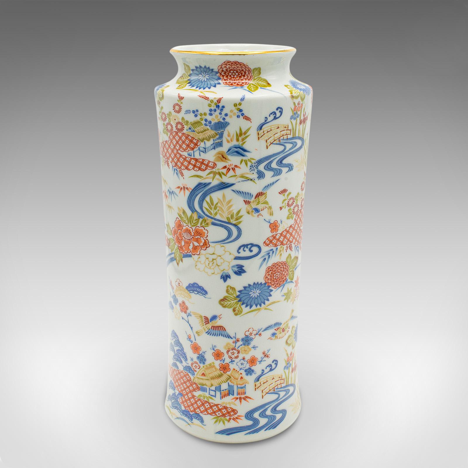 Questo è un vaso da fiori decorativo vintage. Manicotto a stelo cinese in ceramica di gusto Art Deco revival, risalente alla fine del XX secolo, circa 1980.

Una decorazione gioviale con un colore superbo per questo affascinante vaso
Presenta una