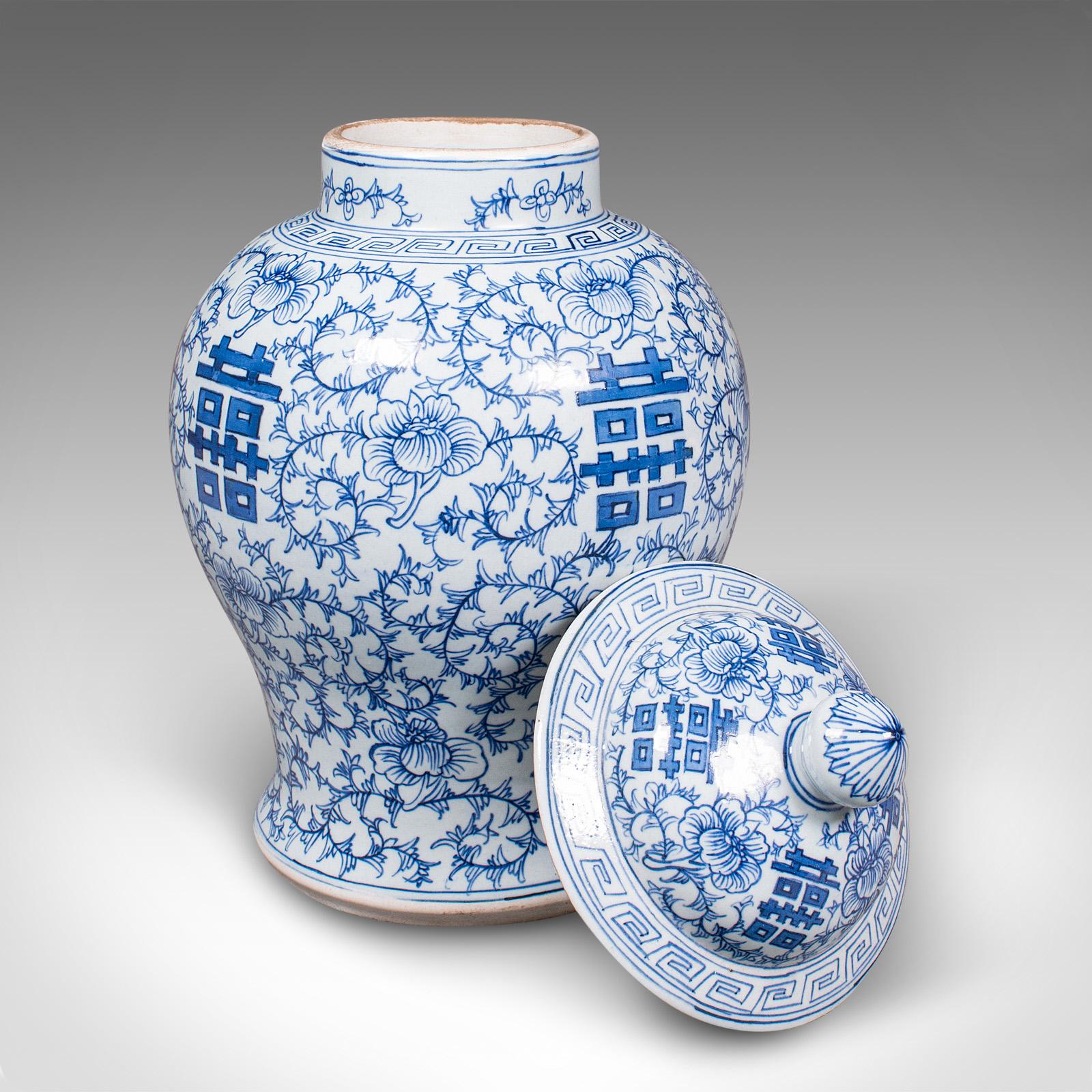 Dies ist eine dekorative Vintage-Blumenvase. Eine chinesische Urne mit Deckel aus Keramik aus der Zeit des Art déco, um 1930.

Angenehmer Blickfang mit ansprechendem blau-weißem Finish
Mit wünschenswerter Alterspatina und in gutem Zustand
Weißer