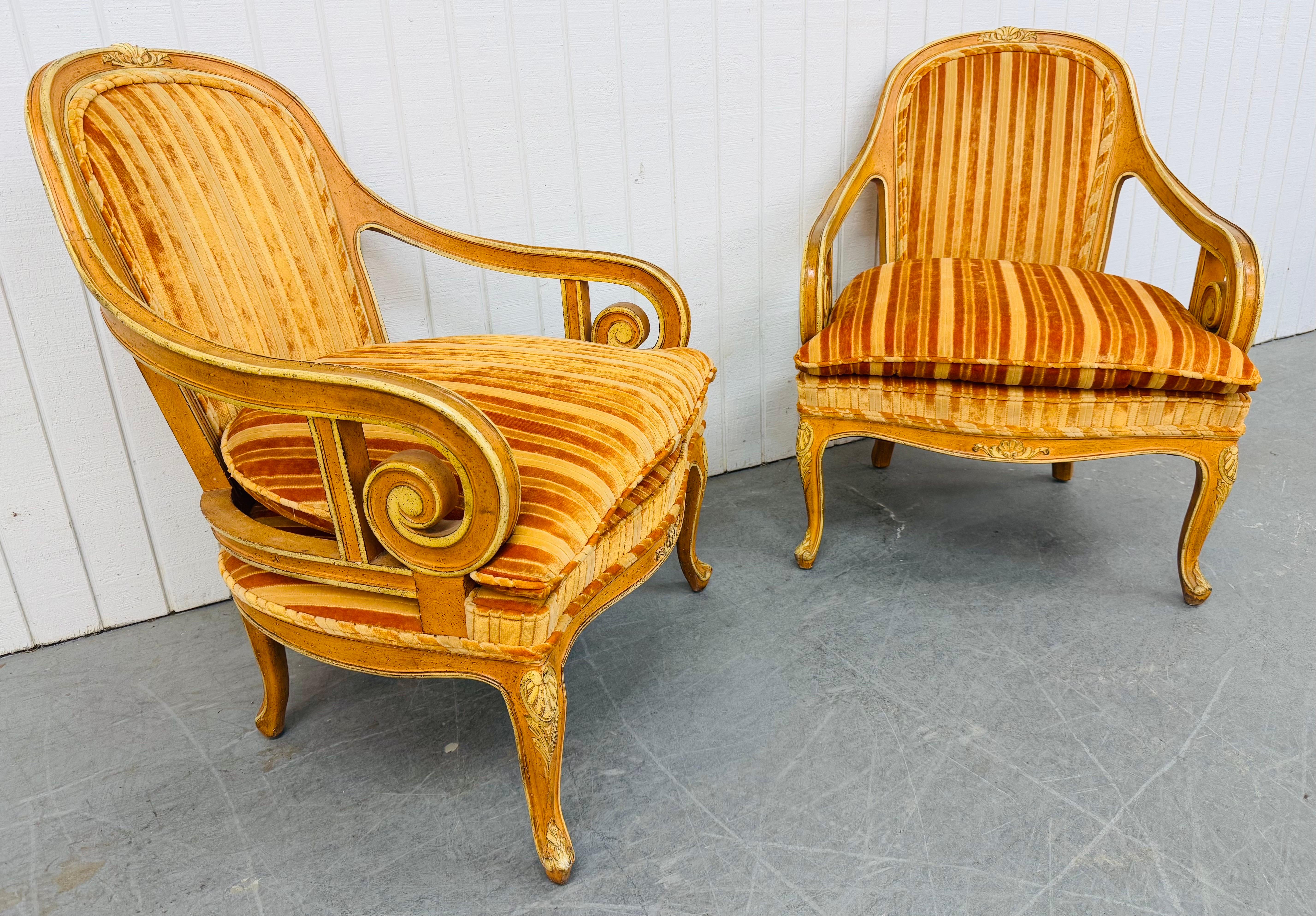 Diese Auflistung ist für ein Paar von Vintage dekorativen Französisch Stil Sessel. Mit einem lackierten Holzrahmen, wirbelnden Armen, französischen Beinen und einer original orangefarbenen Polsterung! Dies ist eine außergewöhnliche Kombination aus