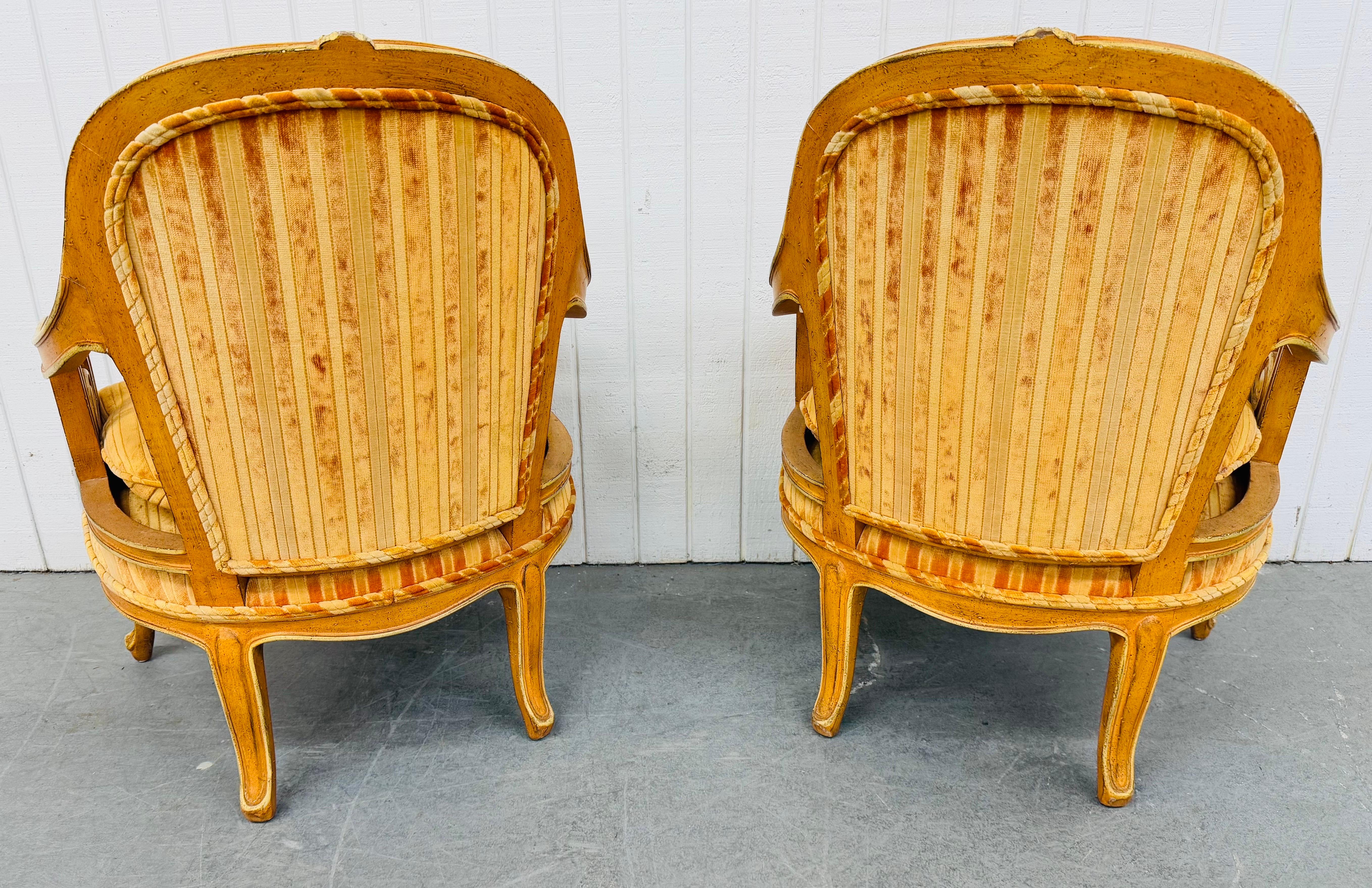 Dekorative Vintage-Sessel im französischen Stil im Vintage-Stil - 2er-Set im Zustand „Gut“ im Angebot in Clarksboro, NJ