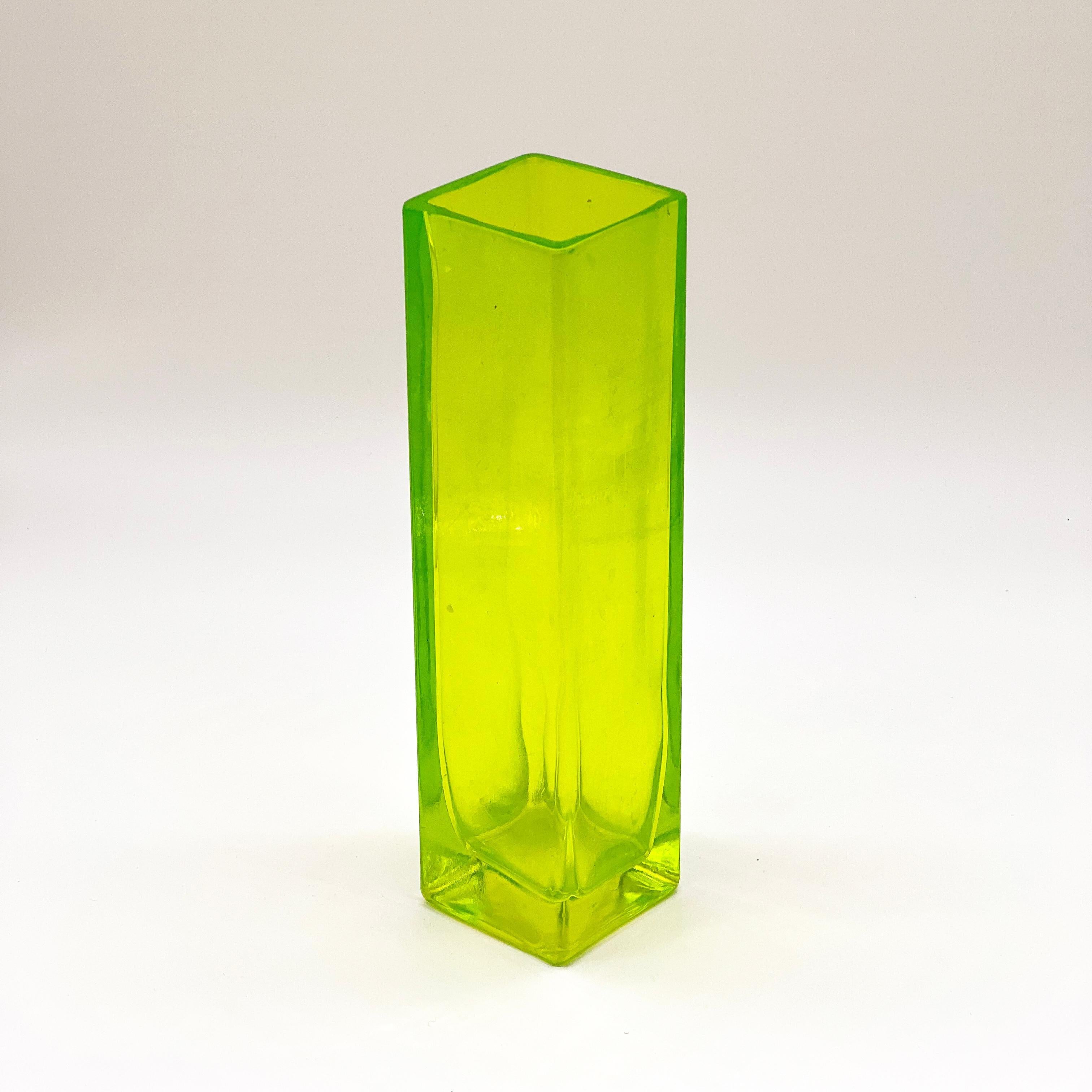 Vintage decorative geometric Murano vase in bright green glass. It has a square base and is around 20cm tall, it's ideal for a little bouquet of flowers but also perfect as an accent piece on tables, coffee tables, bookcases or nightstands.