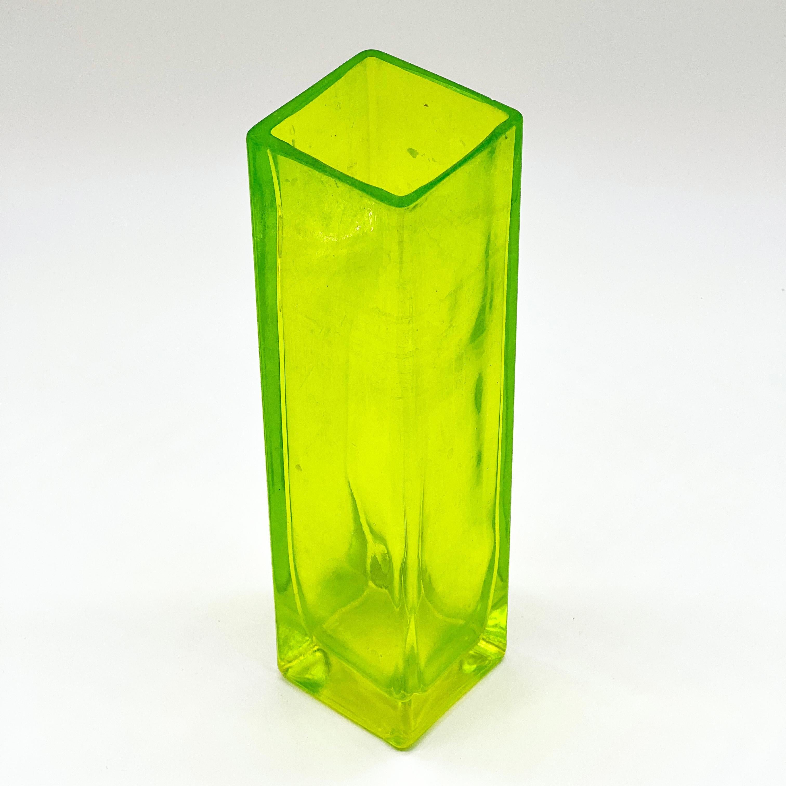 Mid-Century Modern Vintage decorative geometric Murano vase in bright green glass For Sale