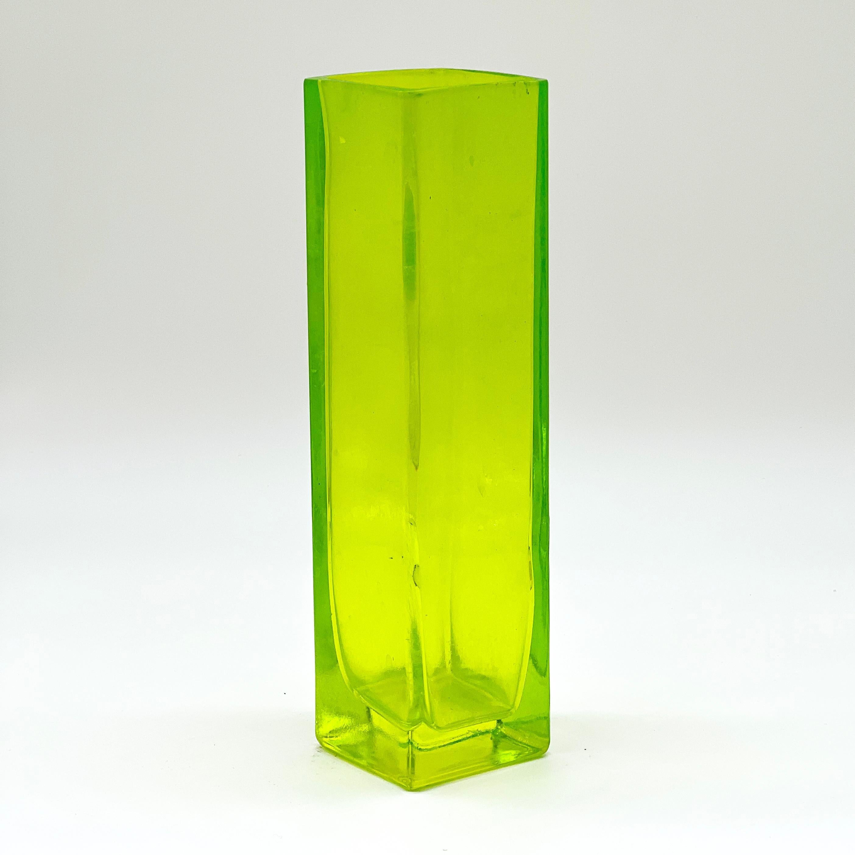 Italian Vintage decorative geometric Murano vase in bright green glass For Sale