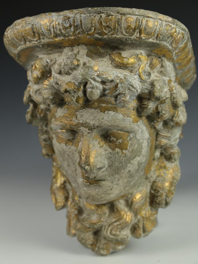 Descrizione

Scaffale decorativo dorato in cemento armato di Alexander il Grande d'epoca

Questo oggetto d'arte altamente decorativo può essere esposto come mensola a muro o come pezzo indipendente su una credenza. La scultura presenta dettagli