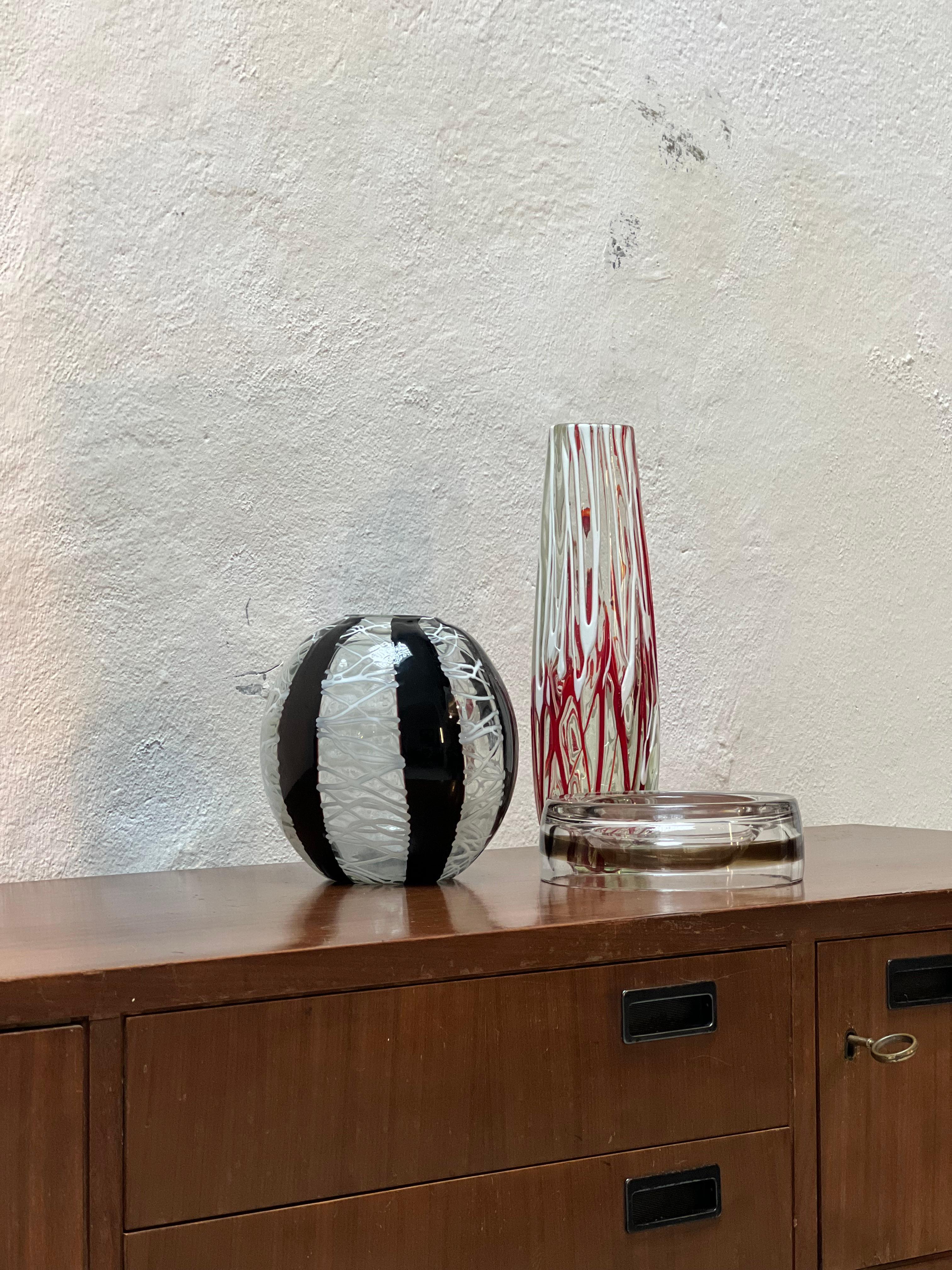 Vaso decorativo di Murano d'epoca, bianco e nero, da scaffale o da consolle in vendita 4