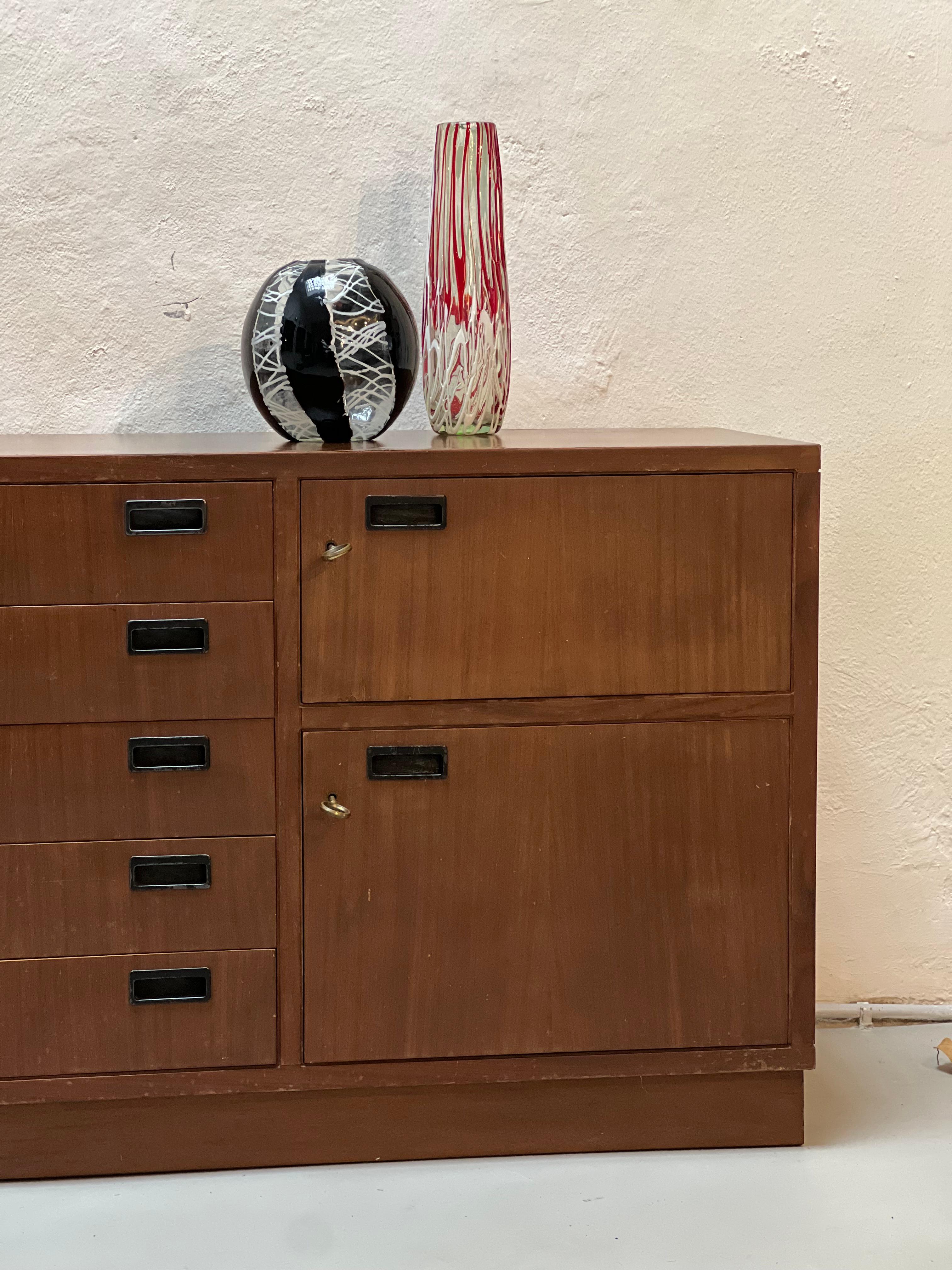 Vaso di vetro vintage - Globo decorativo di vetro - Accessorio per libreria - Decorazione da tavolo 

Vaso vintage in vetro nero e trasparente, con una filigrana bianca che lo attraversa. Bello, attraente e ben conservato, è un bellissimo pezzo