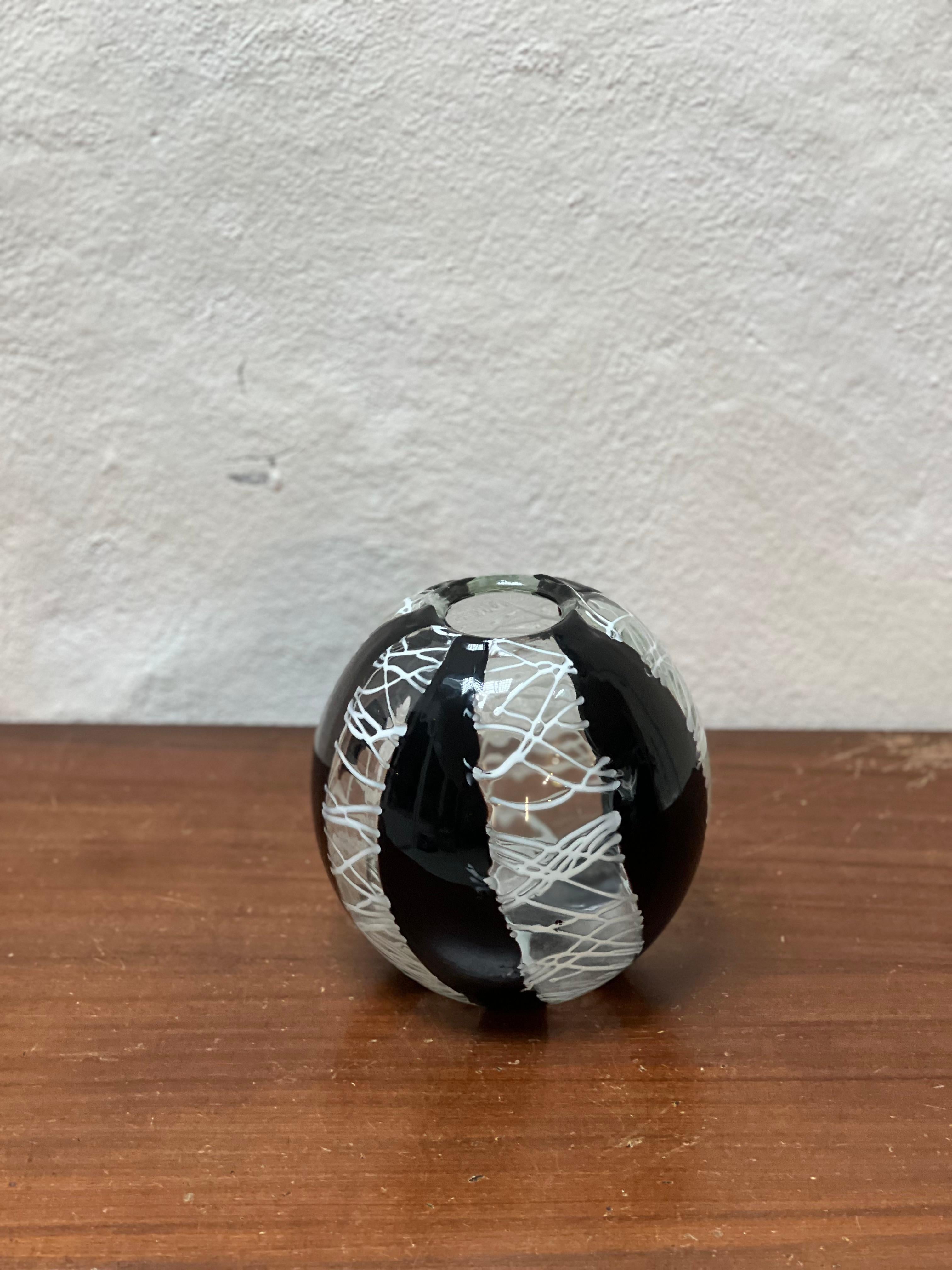 Vaso decorativo di Murano d'epoca, bianco e nero, da scaffale o da consolle In condizioni buone in vendita a Milano, IT