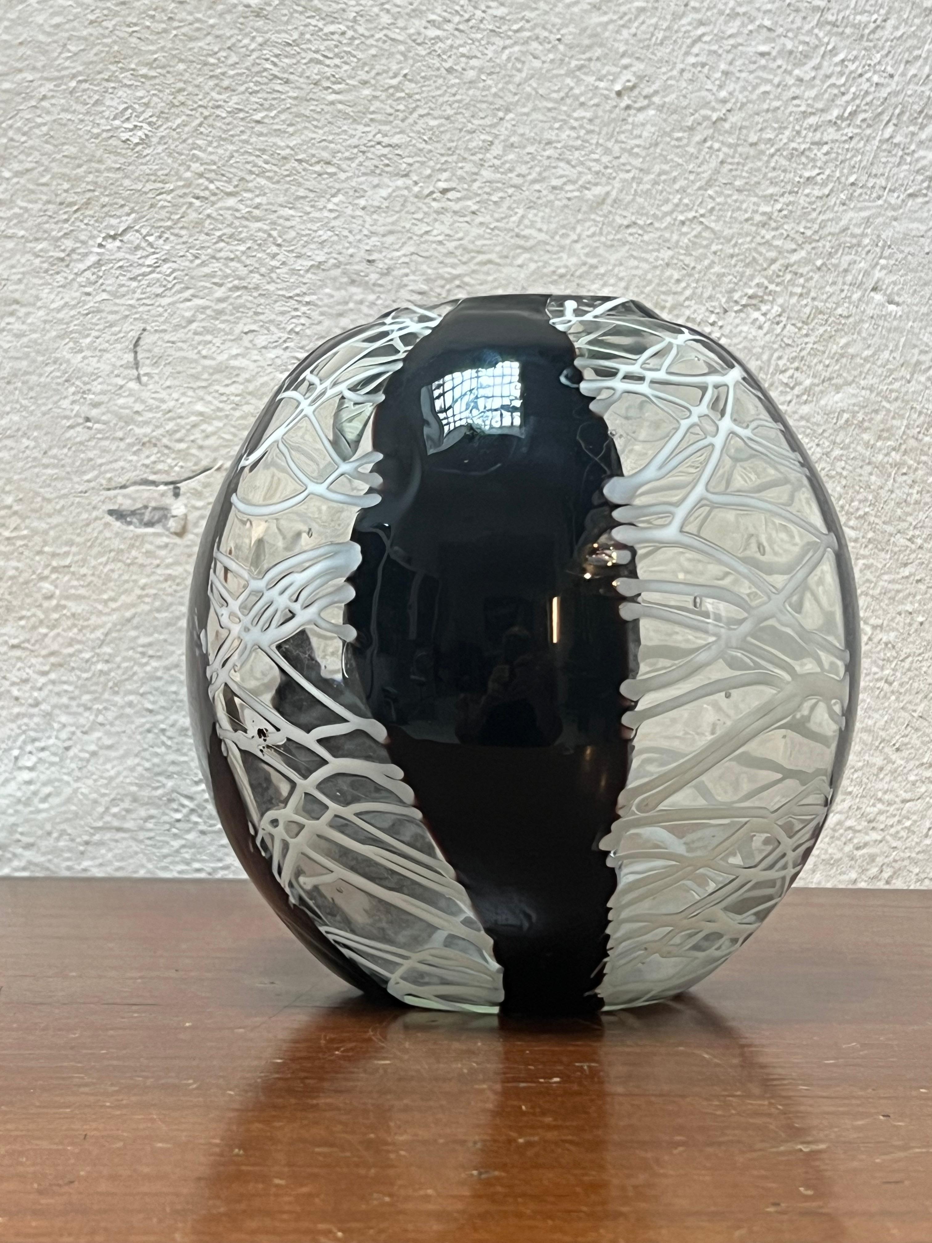 Fine XX secolo Vaso decorativo di Murano d'epoca, bianco e nero, da scaffale o da consolle in vendita