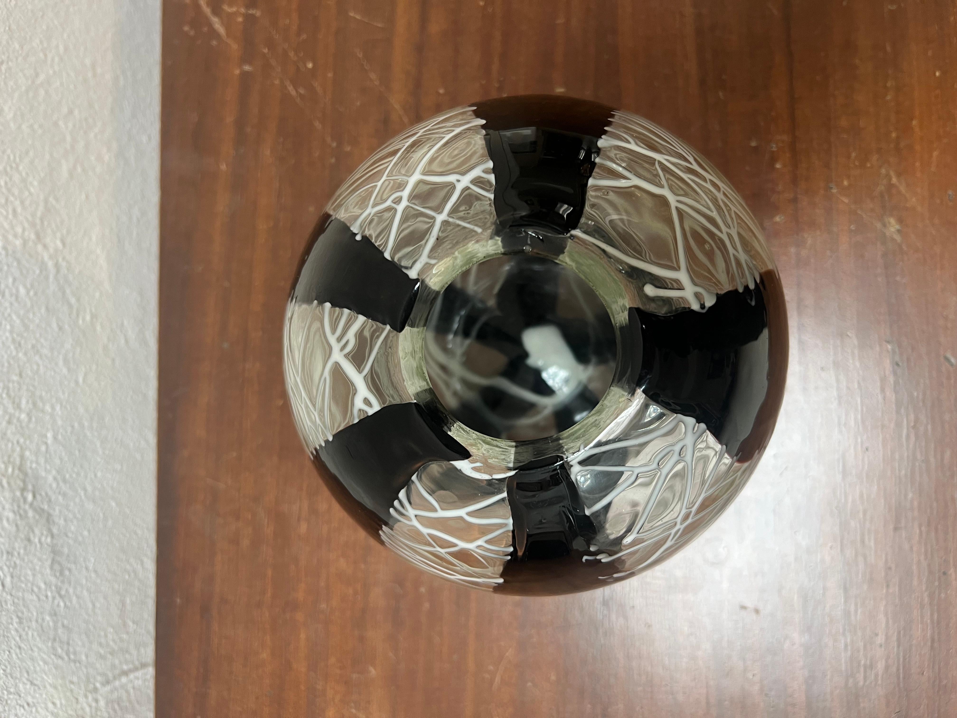 Vetro Vaso decorativo di Murano d'epoca, bianco e nero, da scaffale o da consolle in vendita