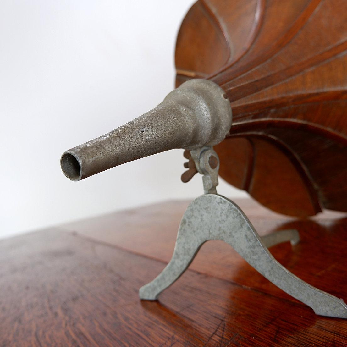 Horn decorativo per grammofono d'epoca in legno in vendita 5