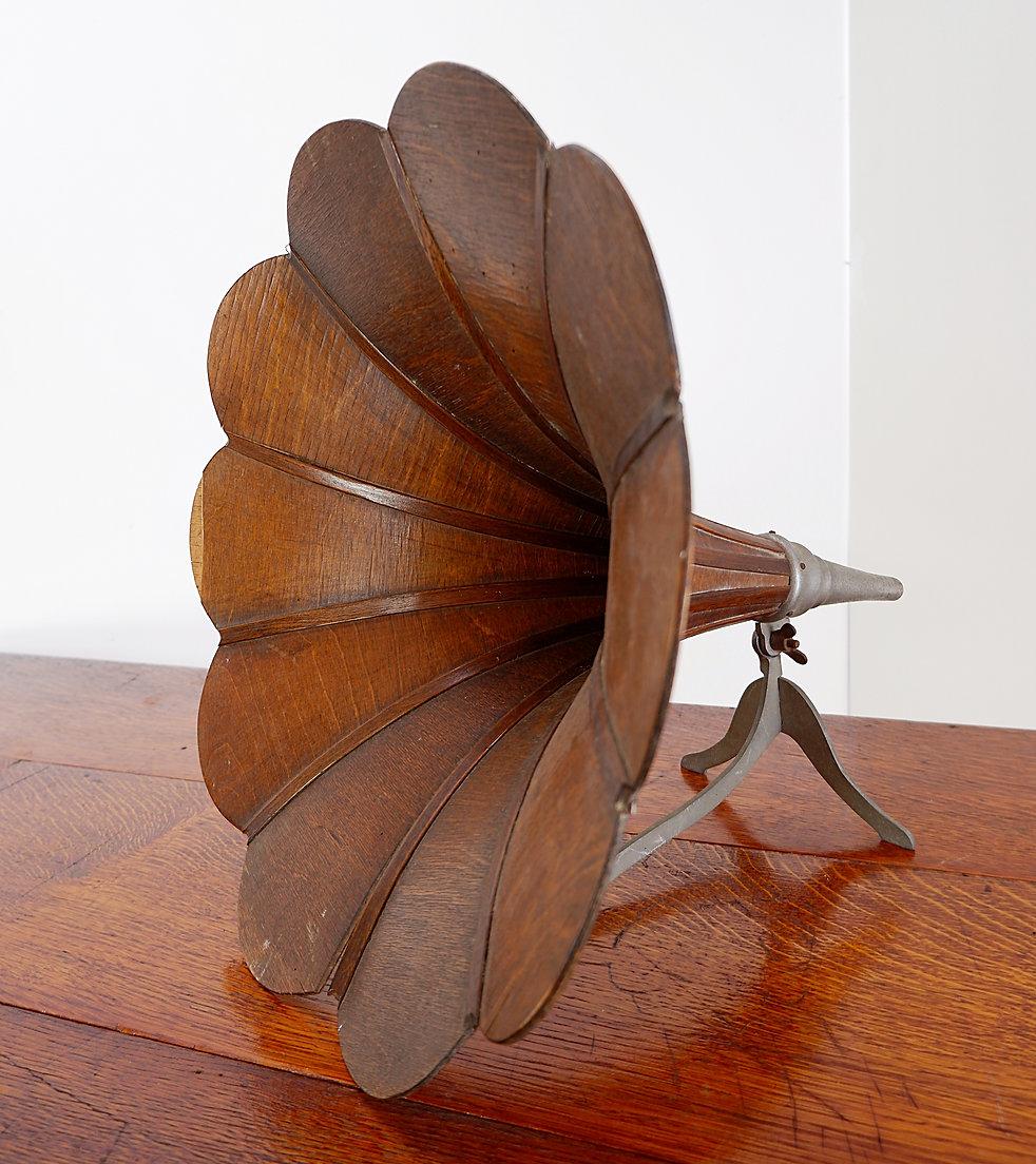 Industriale Horn decorativo per grammofono d'epoca in legno in vendita