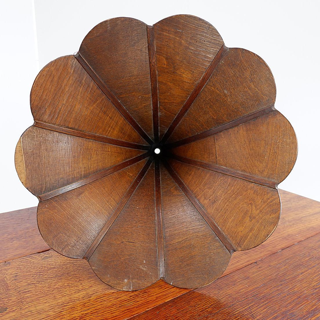 Metallo Horn decorativo per grammofono d'epoca in legno in vendita