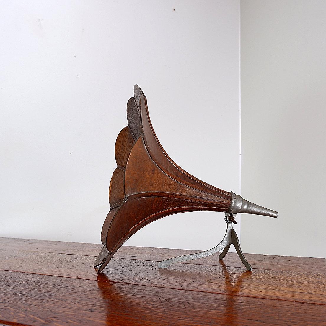 Horn decorativo per grammofono d'epoca in legno in vendita 2