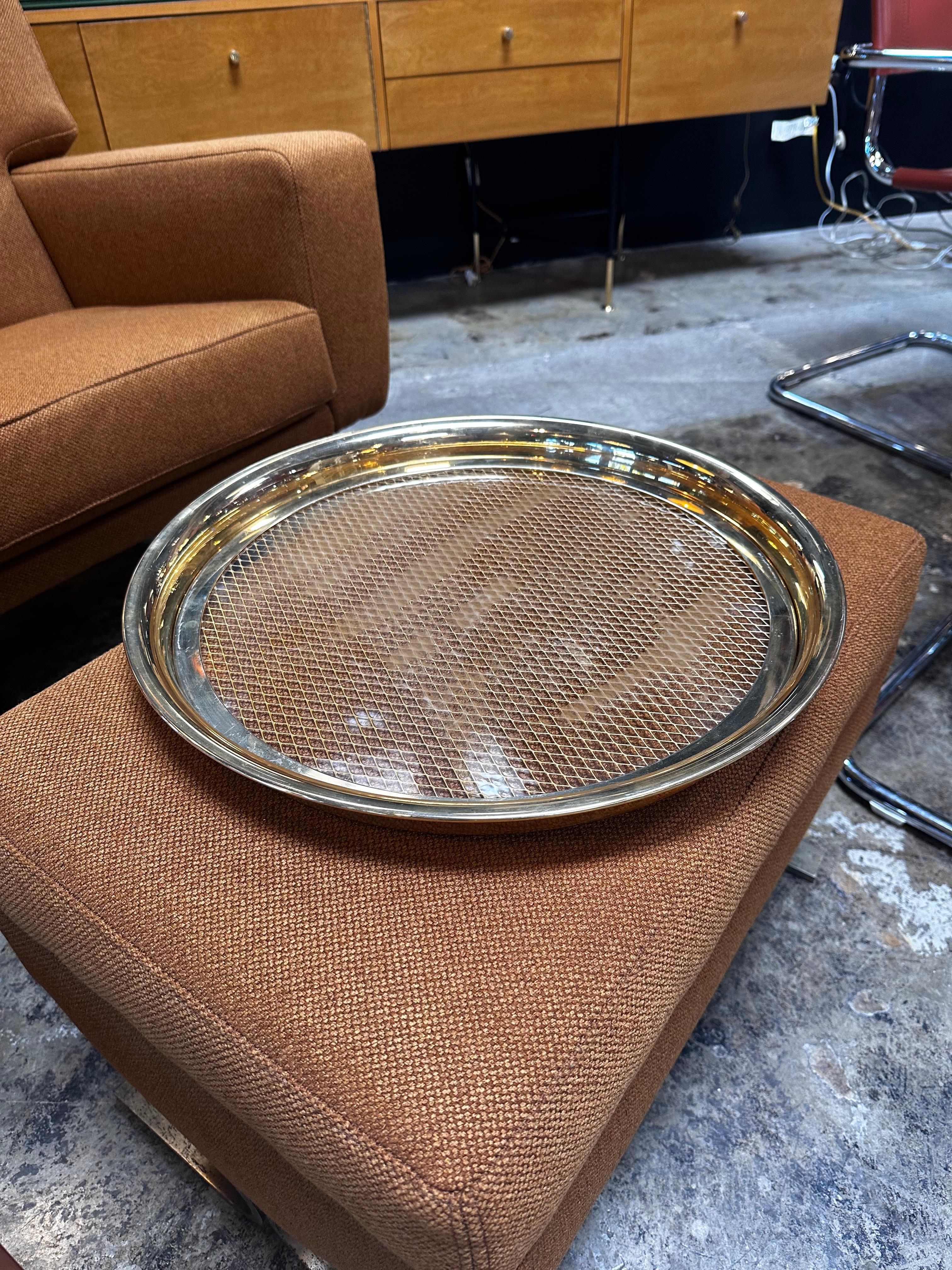 Das dekorative italienische runde Tablett aus Messing und Glas aus den 1980er Jahren ist eine beeindruckende Verschmelzung von Materialien und Design. Das runde Tablett zeichnet sich durch eine raffinierte Kombination aus Messing und Glas aus, die