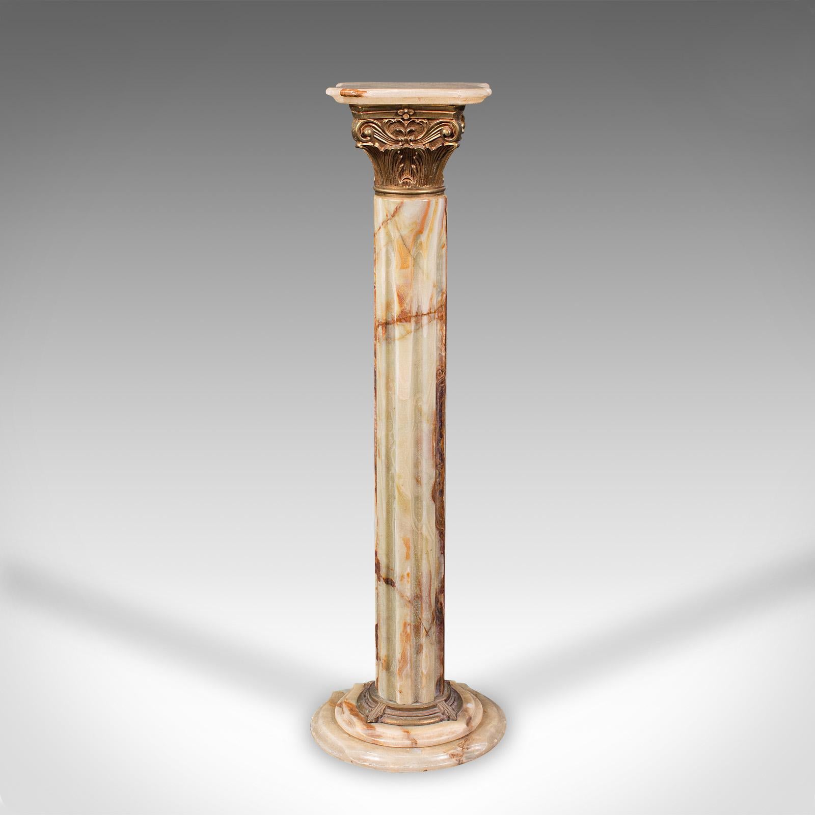 This is a vintage decorative jardiniere stand. An Italian, green onyx planter pedestal, dating to the mid 20th century, circa 1950.

Striking stand with attractive colour and form
Displays a desirable aged patina and in good order
Green onyx
